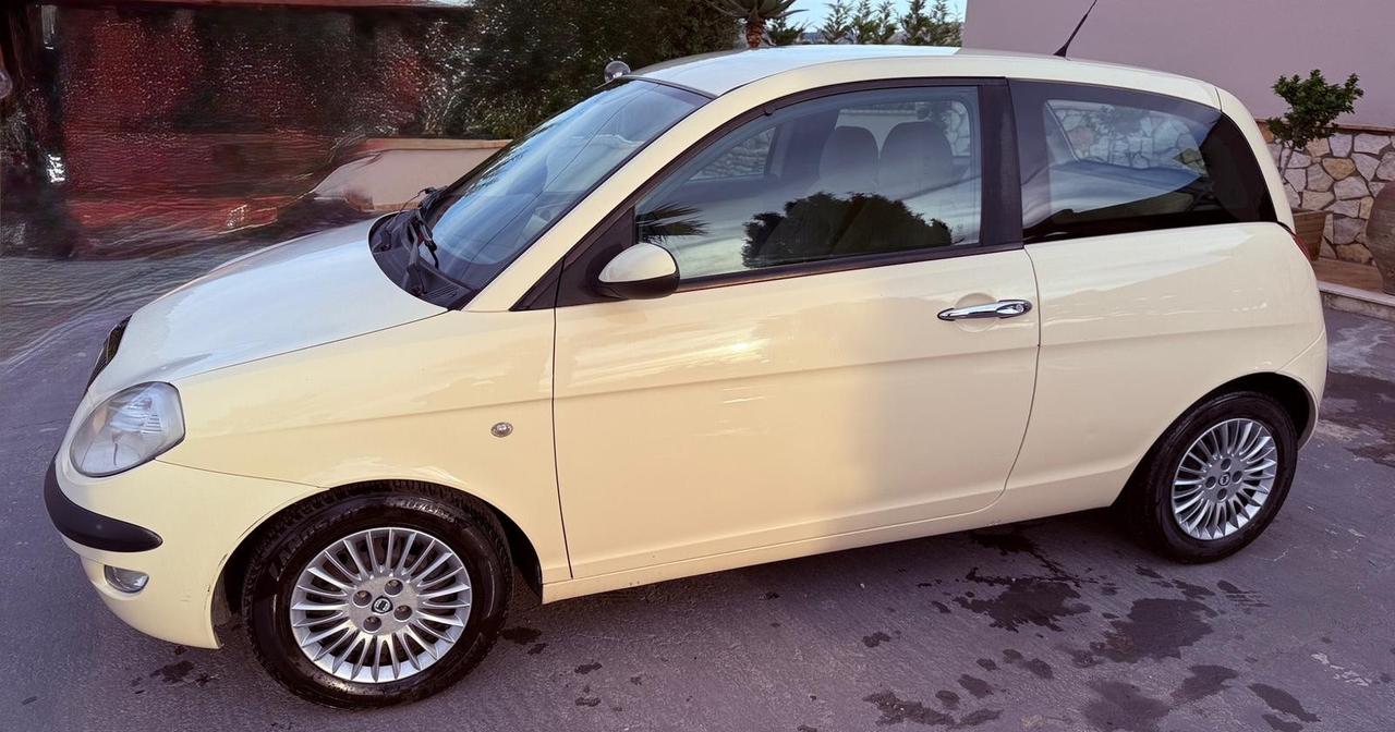 Lancia Ypsilon 1.3 MJT 75 CV Platino