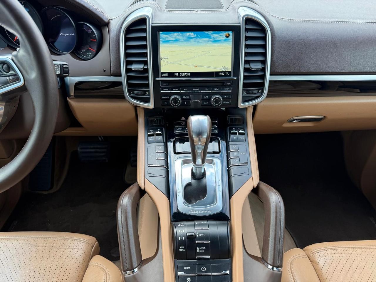 PORSCHE CAYENNE 3.0D/FARI XENO/CERCHI 21/PINZE GIALLE/VETRI PRIV TAG. CERT/PORT ELETTRICO/TELC.POST !!