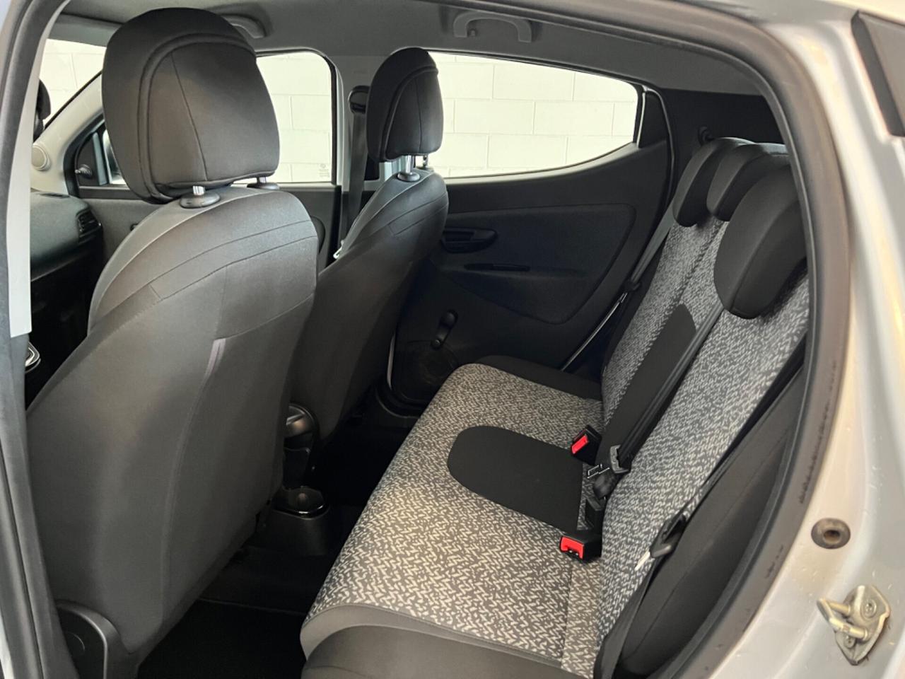 Lancia Ypsilon 1.0 FireFly 5 porte S&S Hybrid Ecochic Silver x Neopatentati