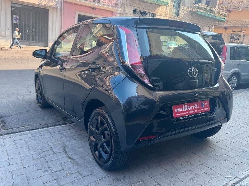 Toyota Aygo 1.0 VVT-i 69 CV 5 porte x-black