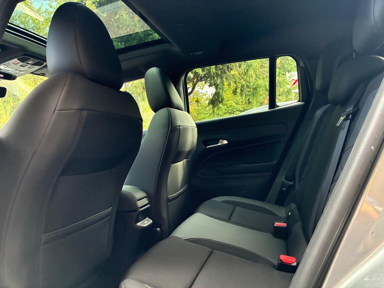 Jeep Avenger Hybrid Summit tetto apribile e navi