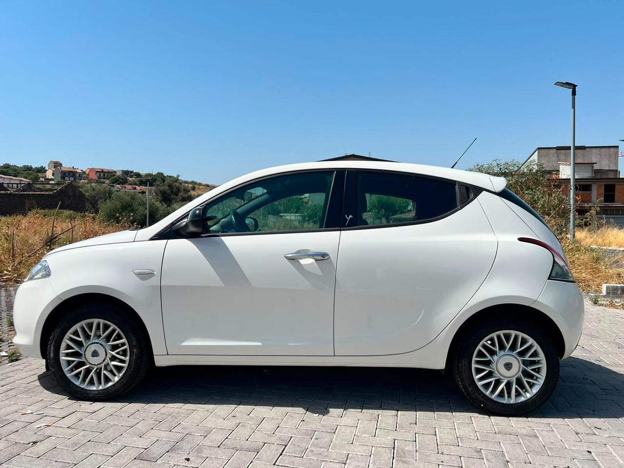 Lancia Ypsilon 1.3 MJT 16V 95 CV 5 porte S&S Platinum A-M-CA corso sicilia paterno'