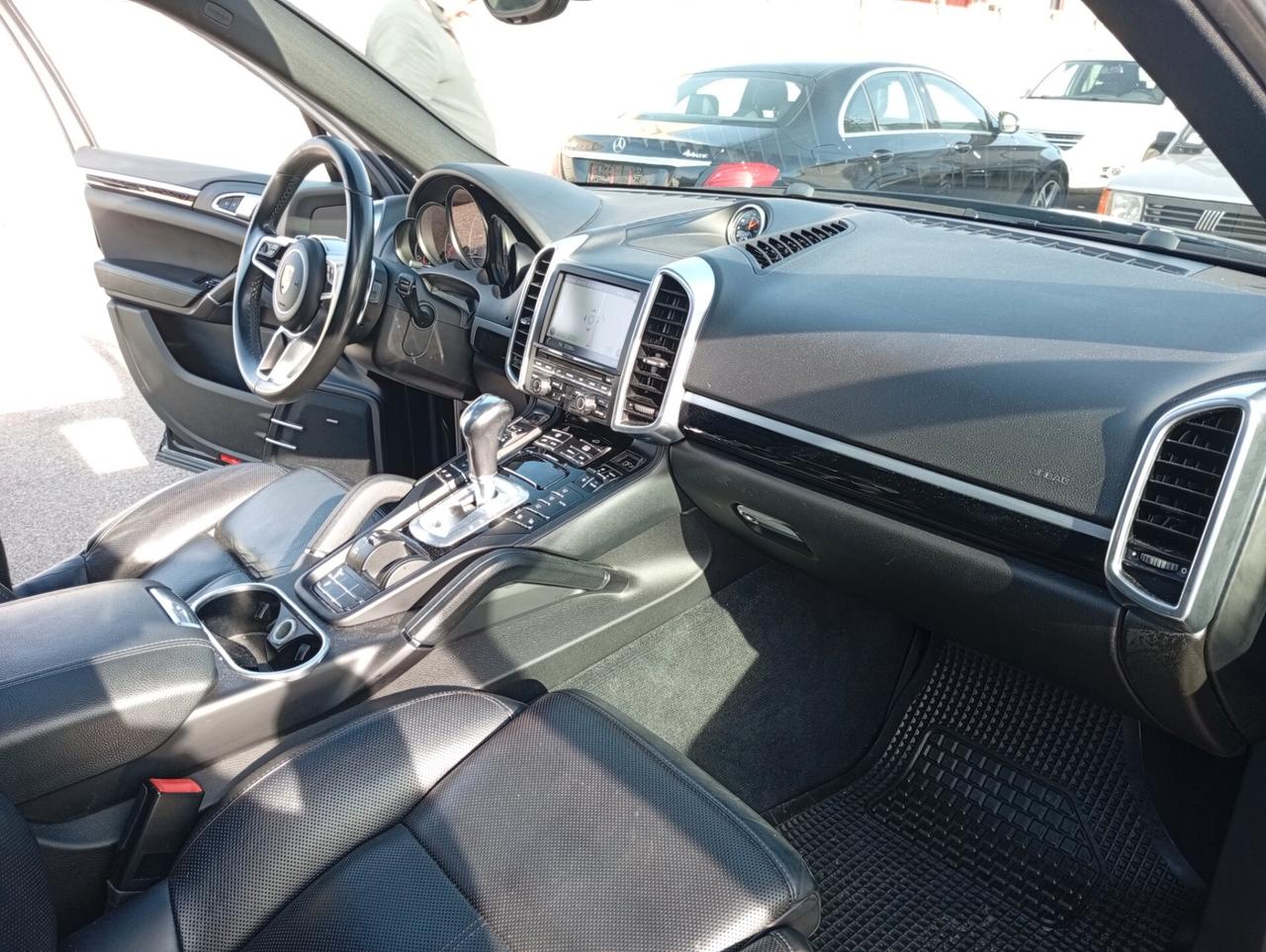 Porsche Cayenne 3.0 Diesel GANCIO TRAINO