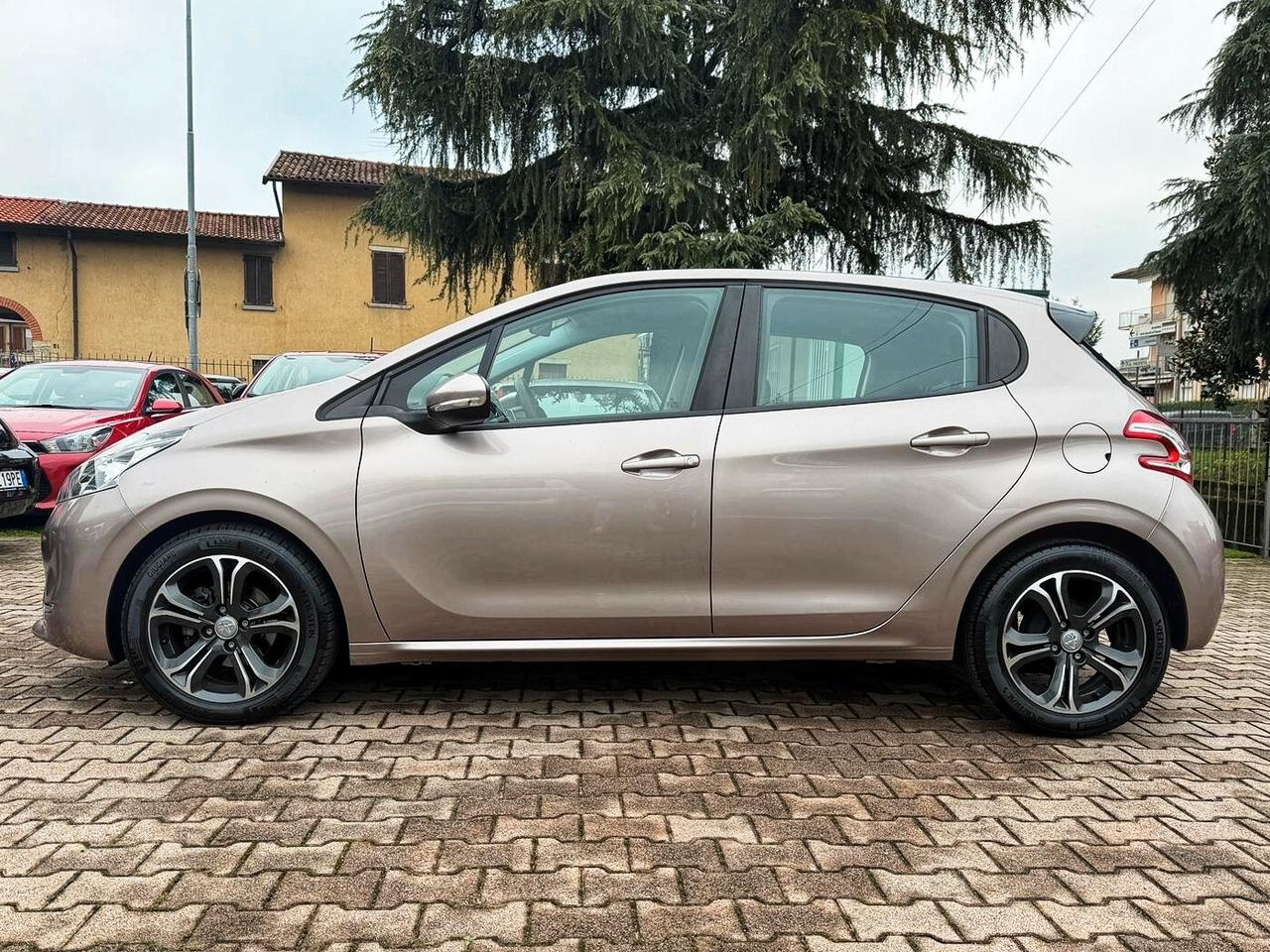 Peugeot 208 1.4 e-HDi 68 CV S&S robotizzato 5 porte Active AUTOMATICA OK NEOPATENTATI