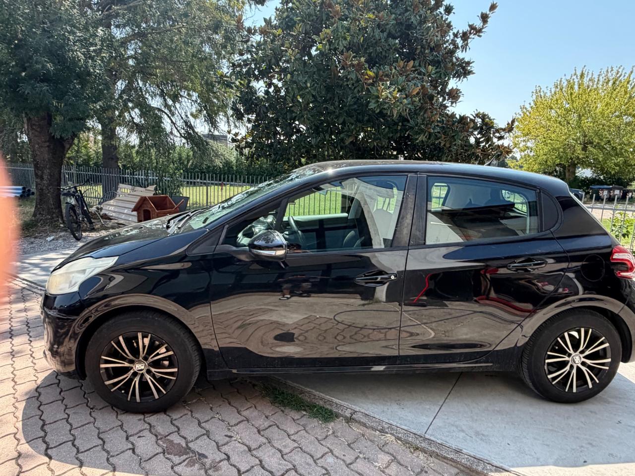 Peugeot 208 1.4 HDi 68 CV 5 porte Allure