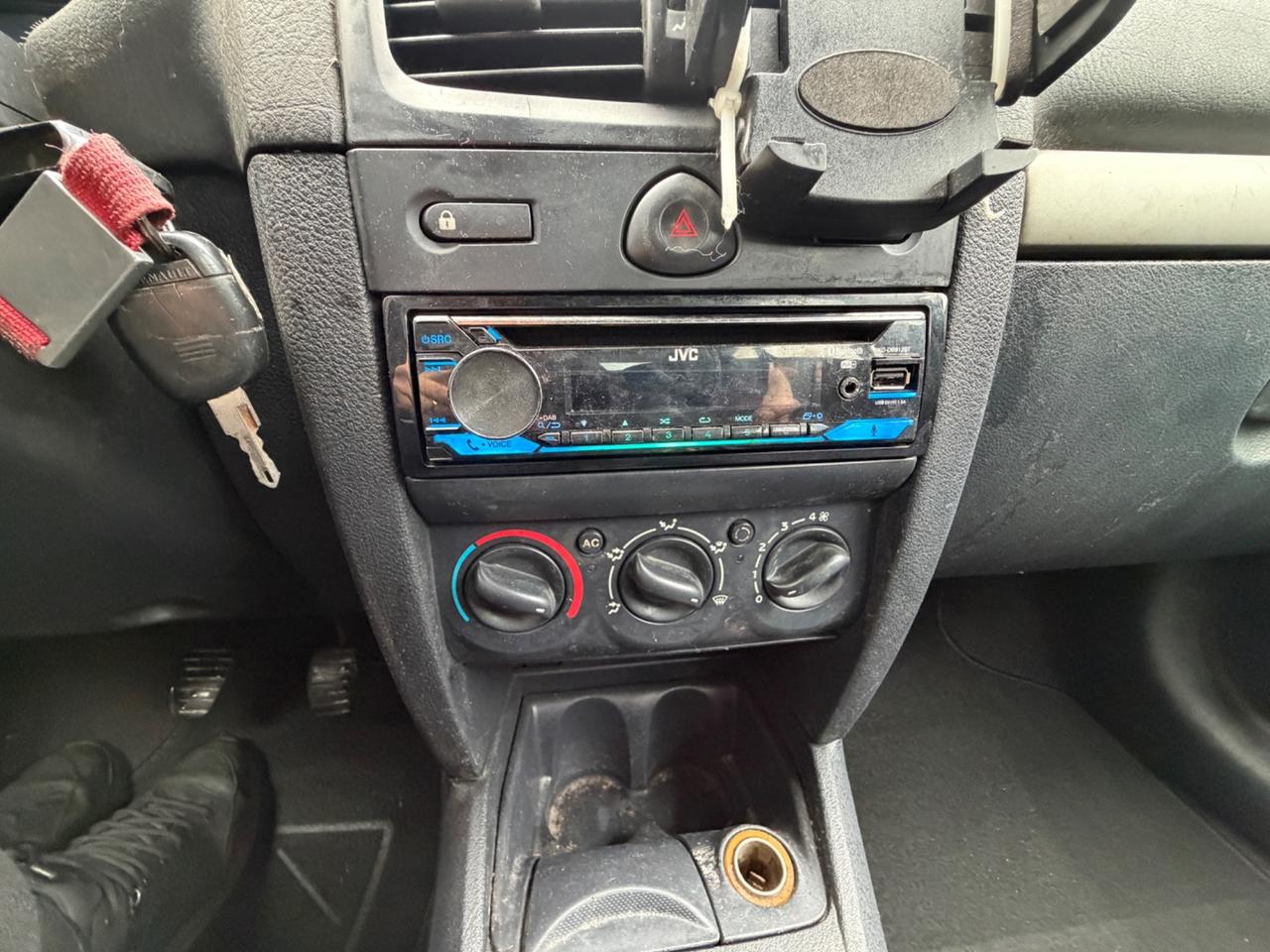 Renault Clio 1.2 BENZINA NEOPATENTATI CONSUMI BASSI