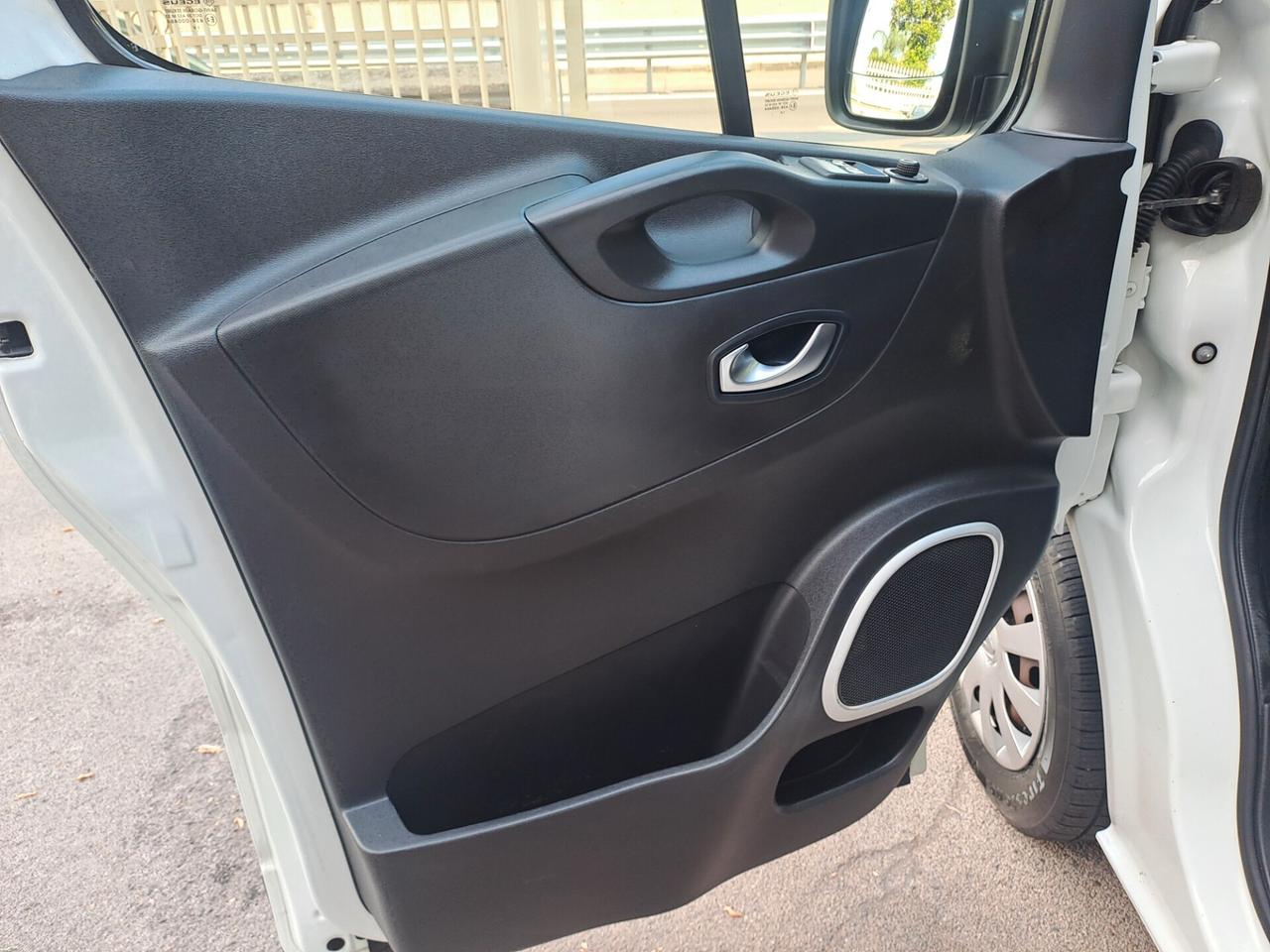 Renault Trafic T27 2.0 dCi 120CV PC-TN Intens 9 POSTI