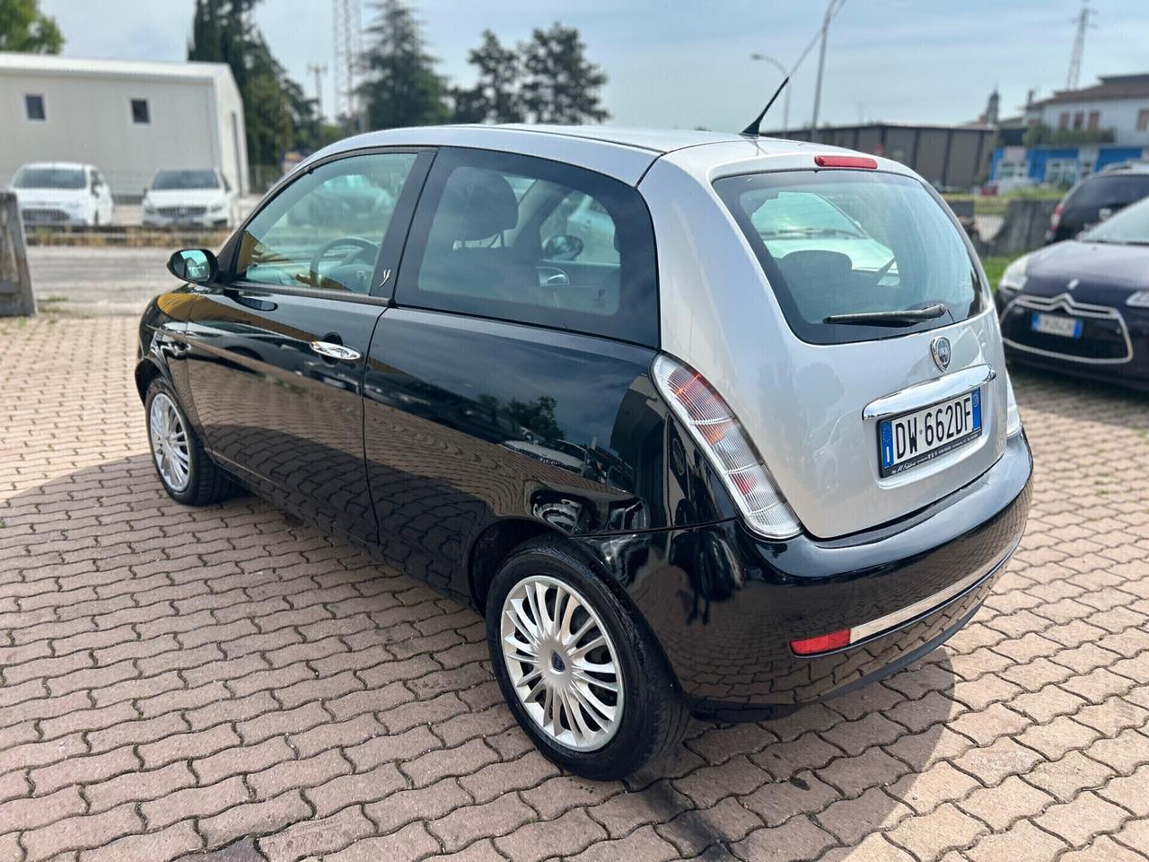 Lancia Ypsilon 1.3 MJT 75 CV Versus