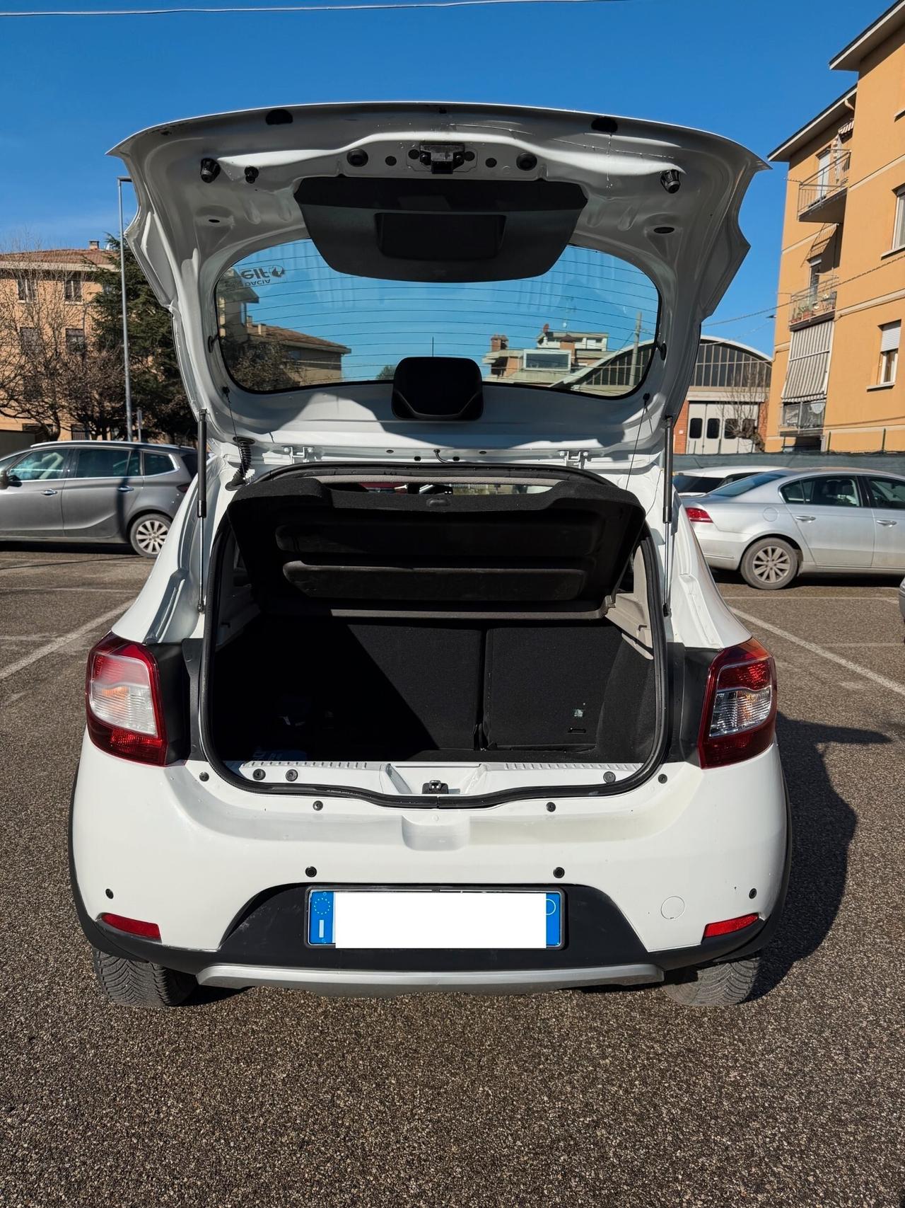 Dacia Sandero Stepway 0.9 GPL - NAV. - NEOP. - 12 MESI DI GAR. -