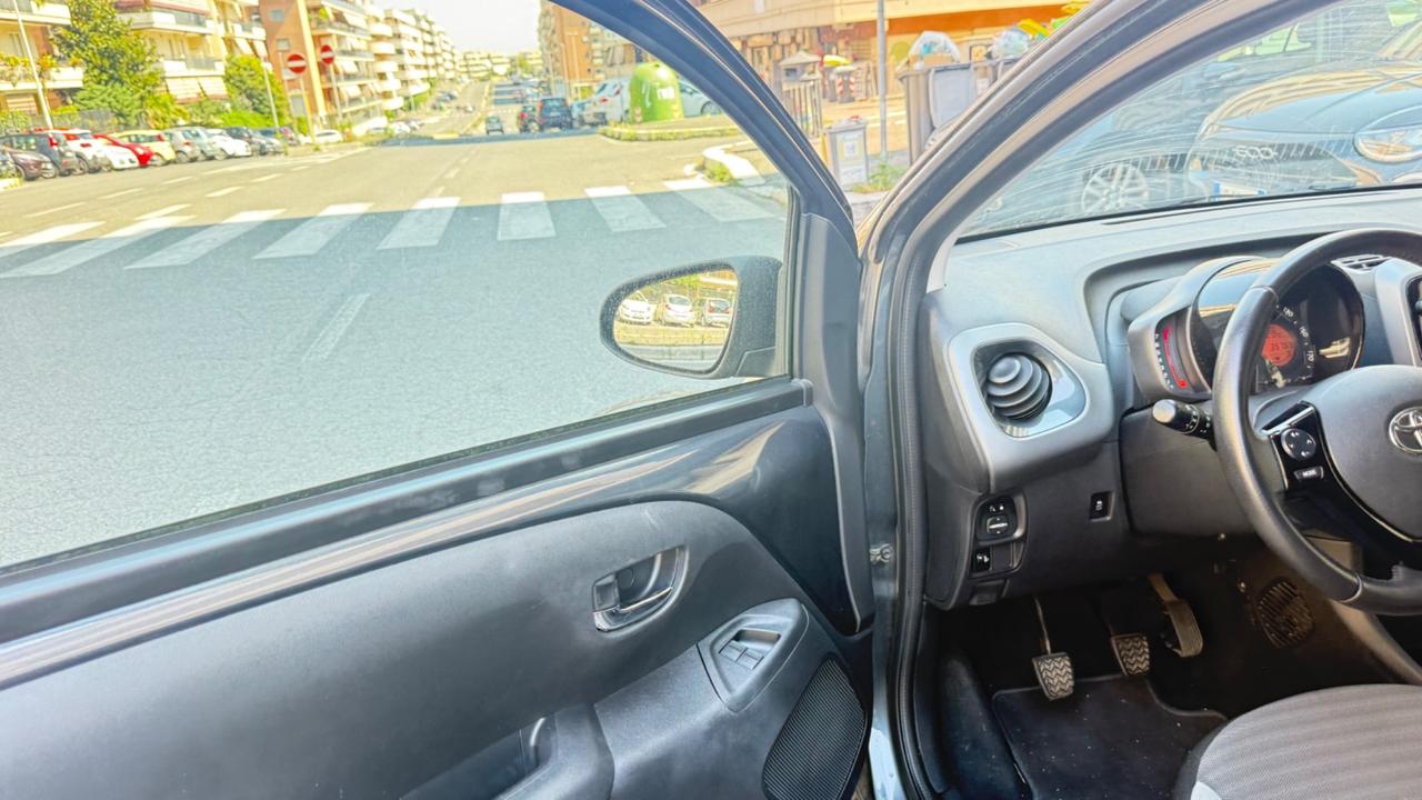 Toyota Aygo 1.0 VVT-i 72 CV 5 porte x-play LED NAVI CAR PLAY KAMER PDC BLUETOOTH CERCHI 16