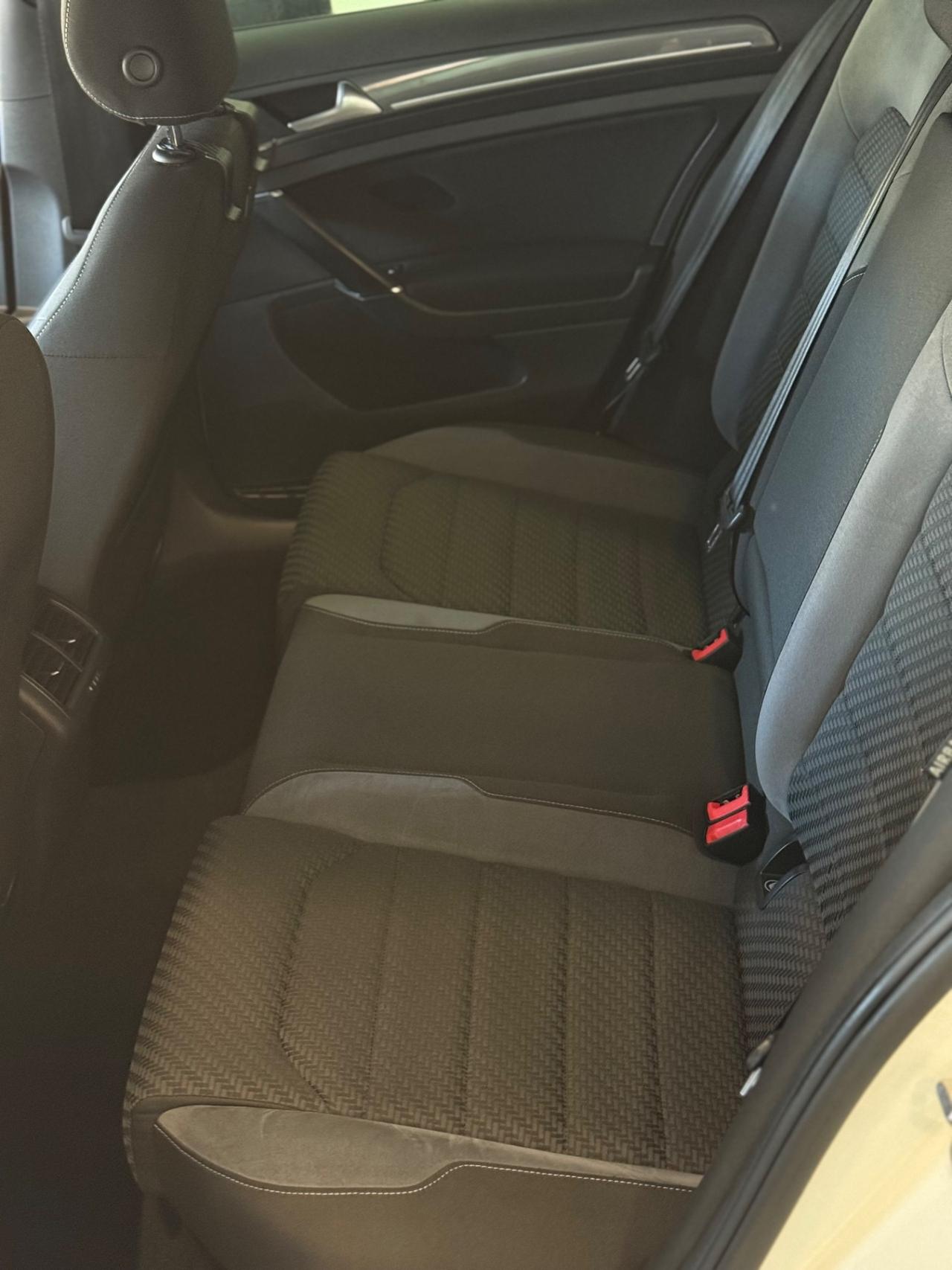 Volkswagen Golf 2.0 TDI DSG 5p R-LINE Highline BlueMotion Technology