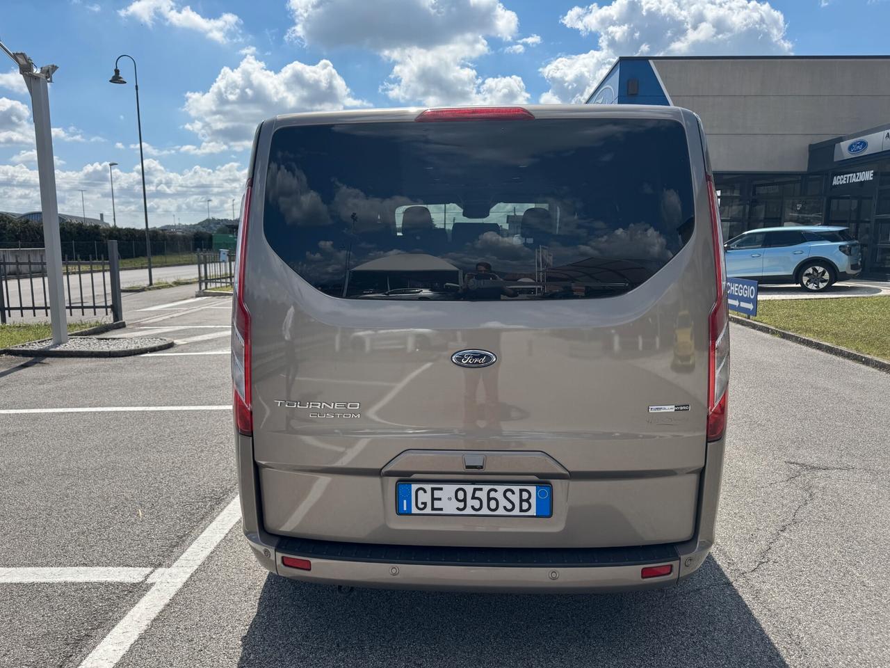 Ford Tourneo Custom Tit. 2.0MHVE 130CV PassoC. 8p