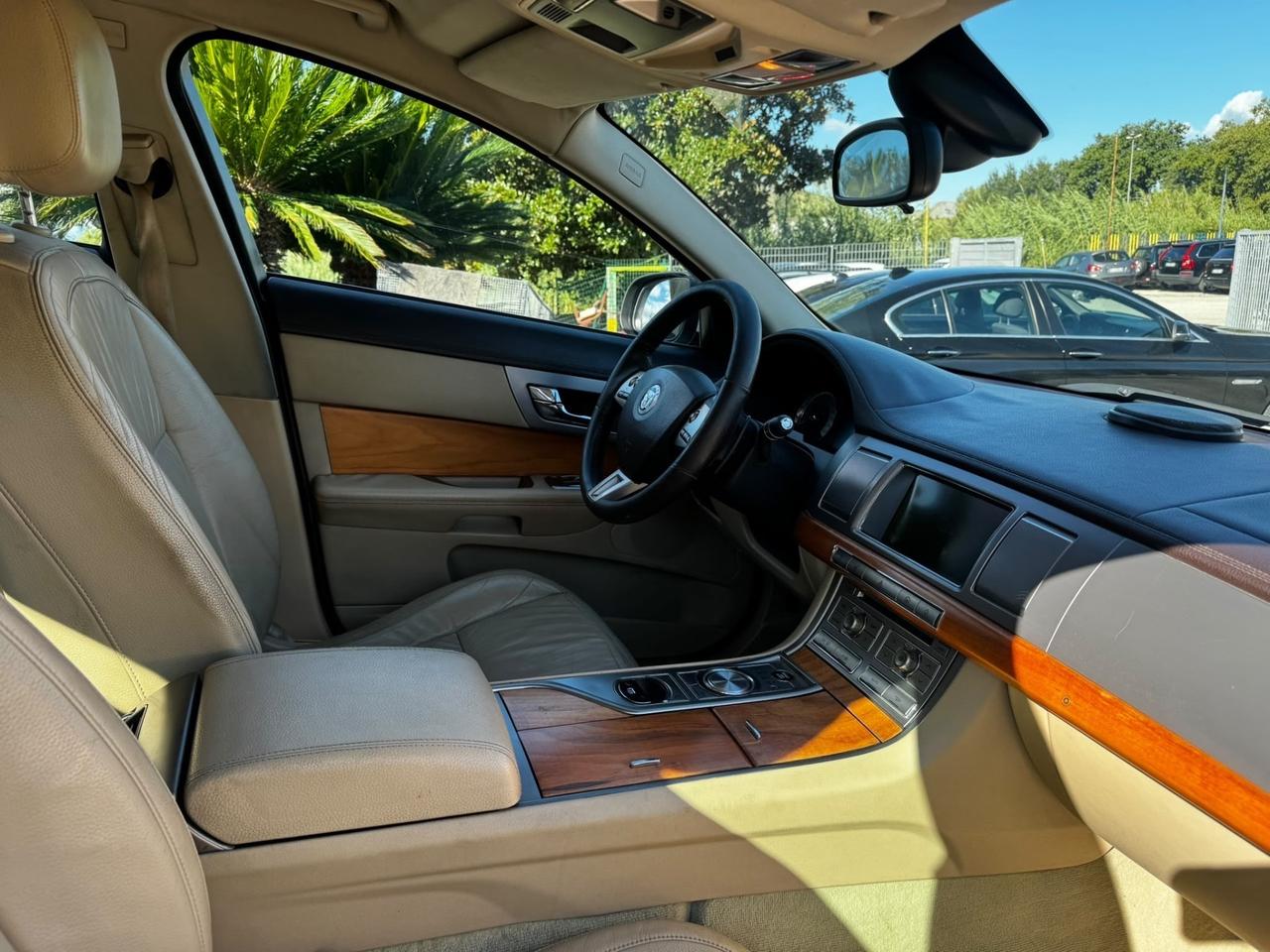 Jaguar XF 2.7D V6 Premium Luxury tagliandata e fatta distribuzione