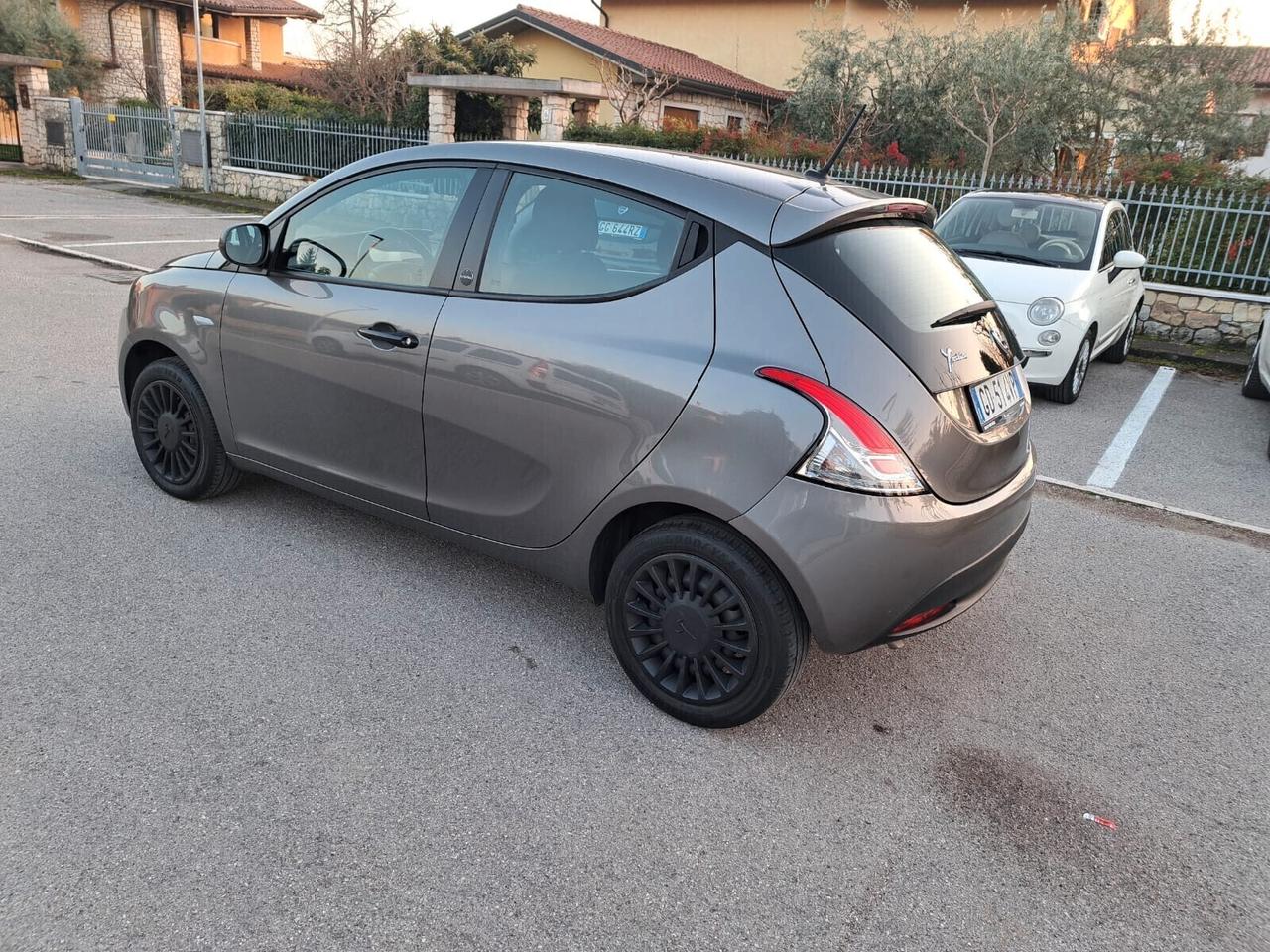 Lancia Ypsilon 1.0 FireFly 5 porte S&S Hybrid Ecochic Silver
