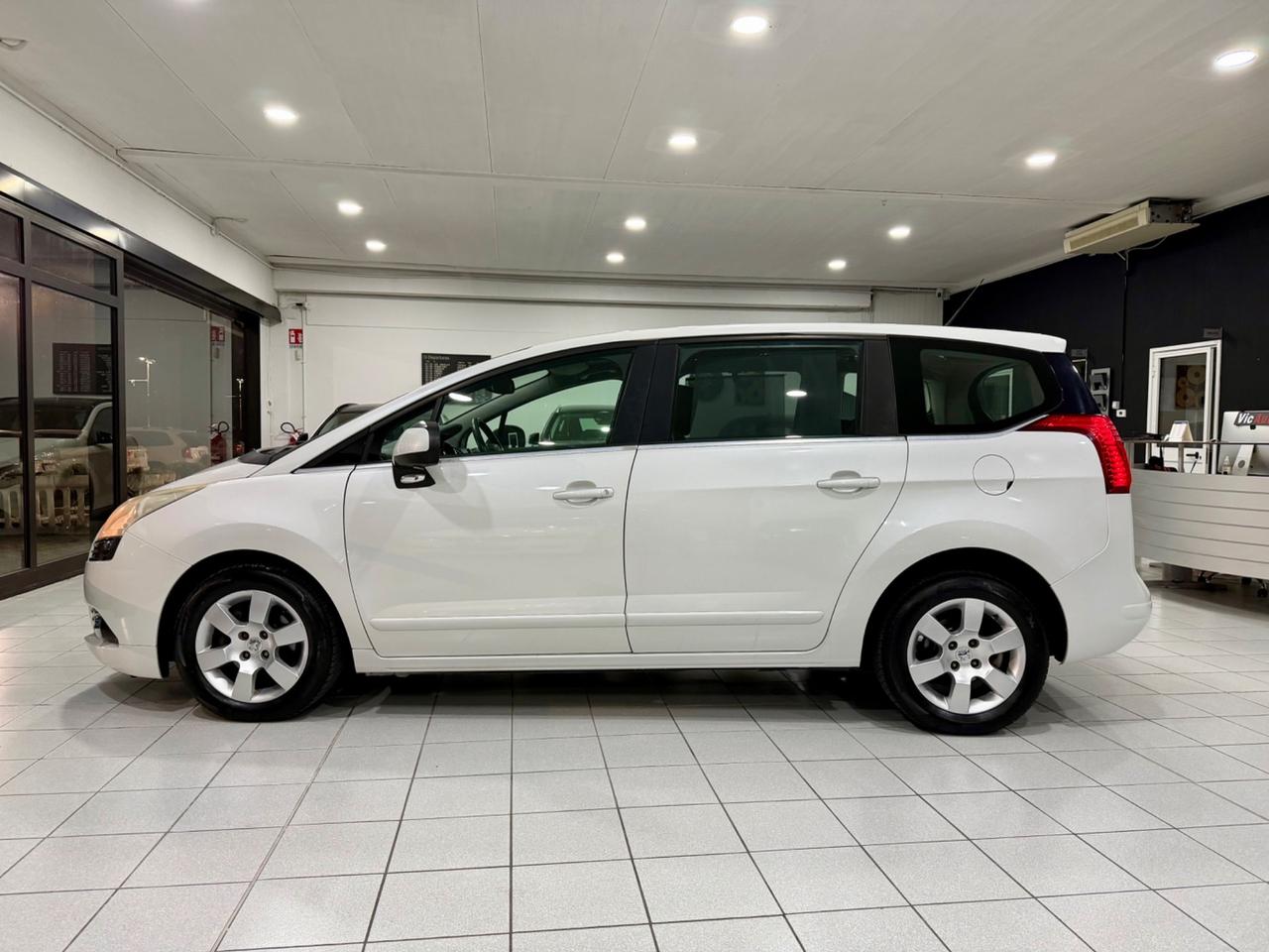 Peugeot 5008 1.6 e-HDi 112CV Stop&Start cambio robotizzato Family