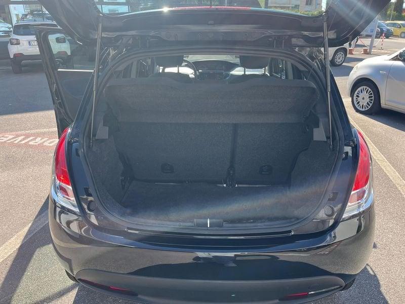 Lancia Ypsilon Ypsilon 1.0 FireFly 5 porte S&S Hybrid Silver