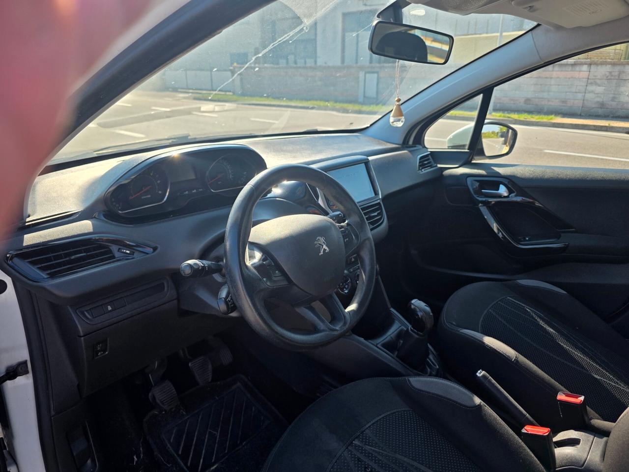 Peugeot 208 1.4 HDi 68 cv 23km con 1 litro
