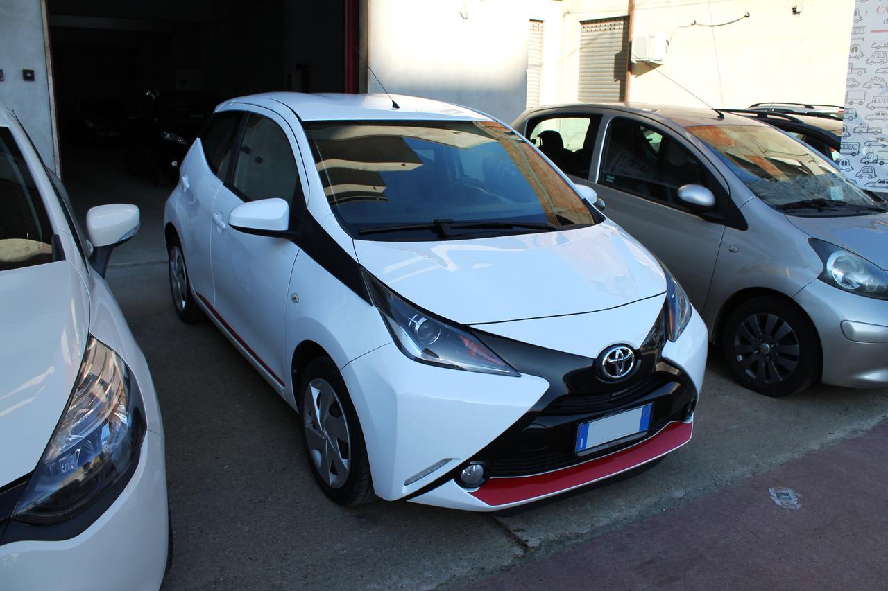 Toyota AYGO X 1.0 x-clusiv Red Style 5p - 2015