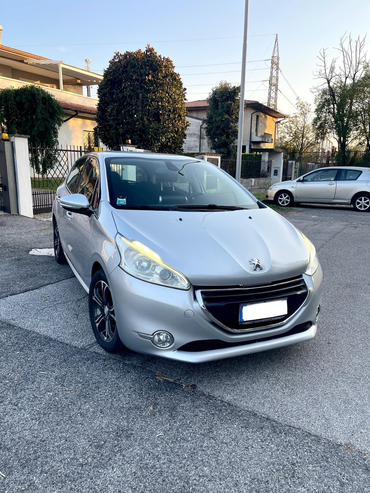 Peugeot 208 1.4 HDi 68 CV 5 porte Allure per Neopatentati 204