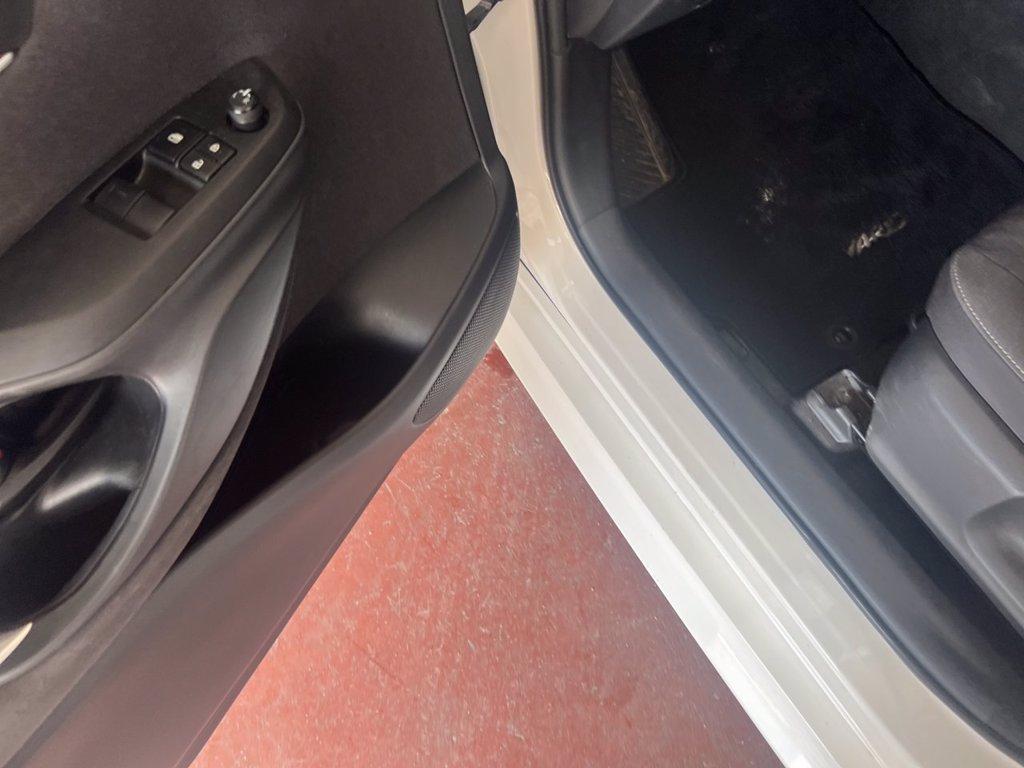 TOYOTA Yaris 1.5h active del 2023