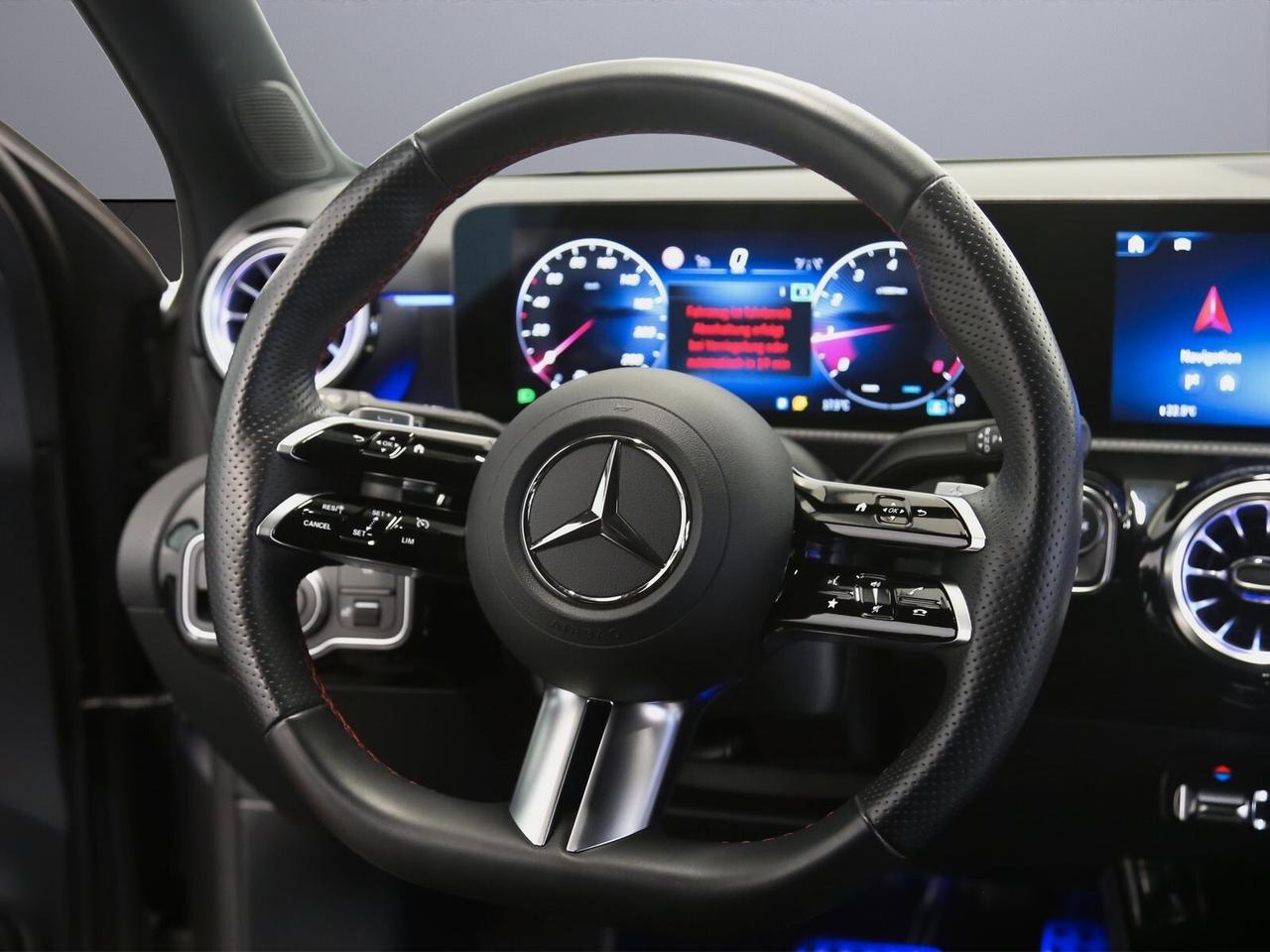 MERCEDES-BENZ A180 PREMIUM AMG