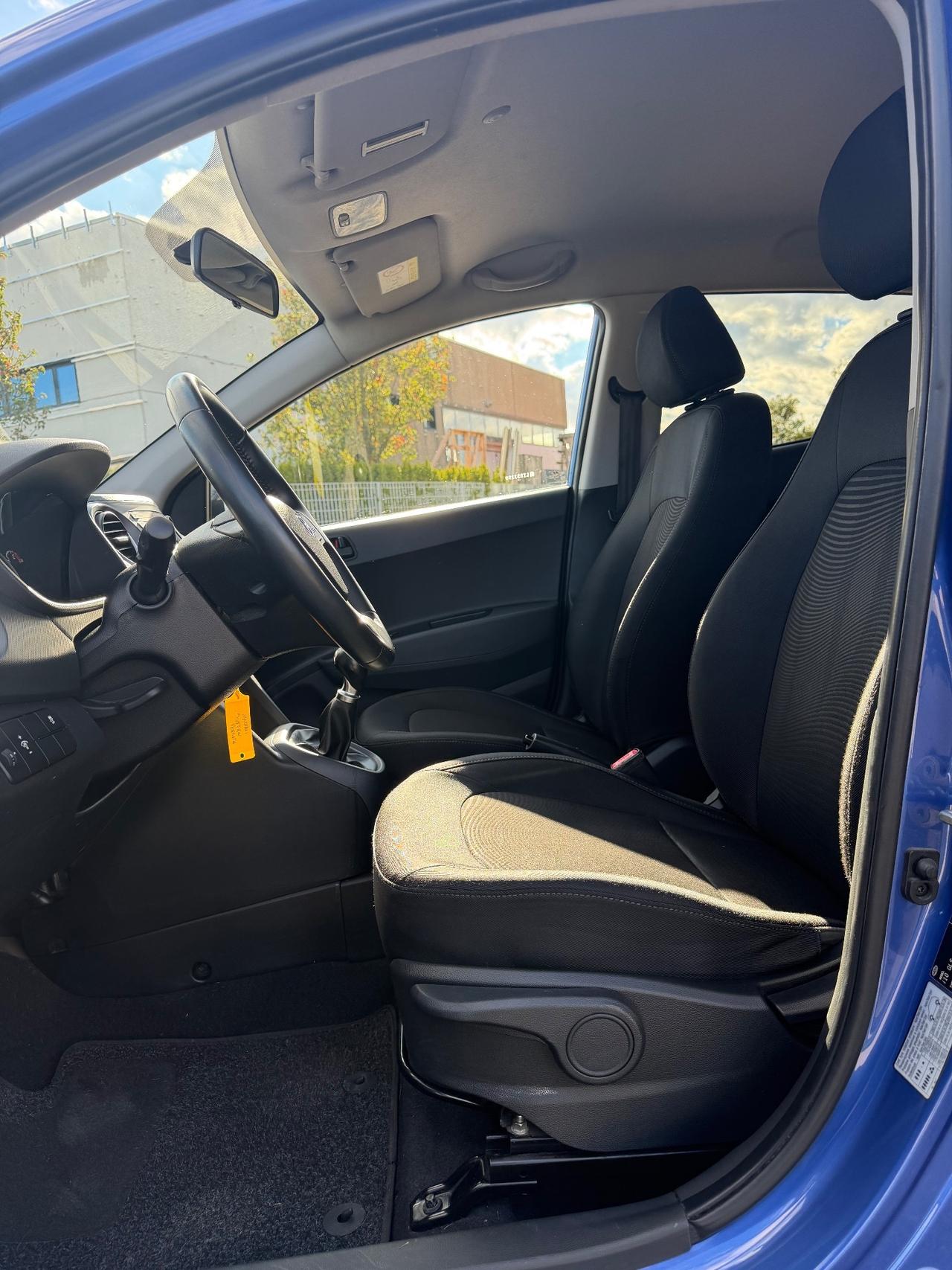 Hyundai i10 .