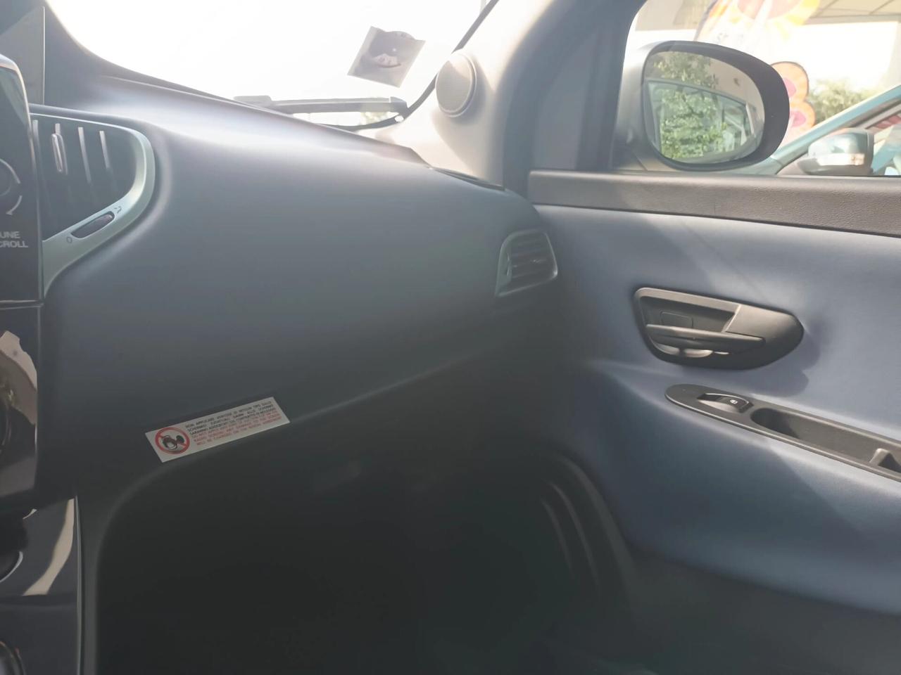 Lancia Ypsilon 1.0 Platino Hybrid 70 CV
