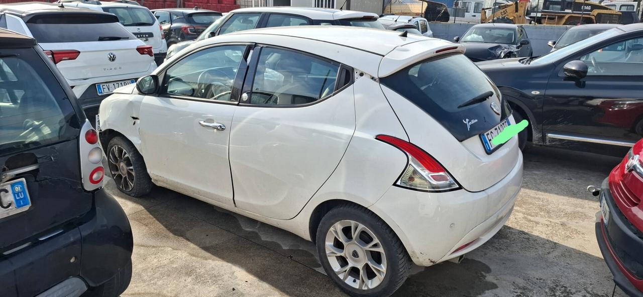 APRI E LEGGI Lancia Ypsilon 1.2 69 CV 5 porte GPL Ecochic