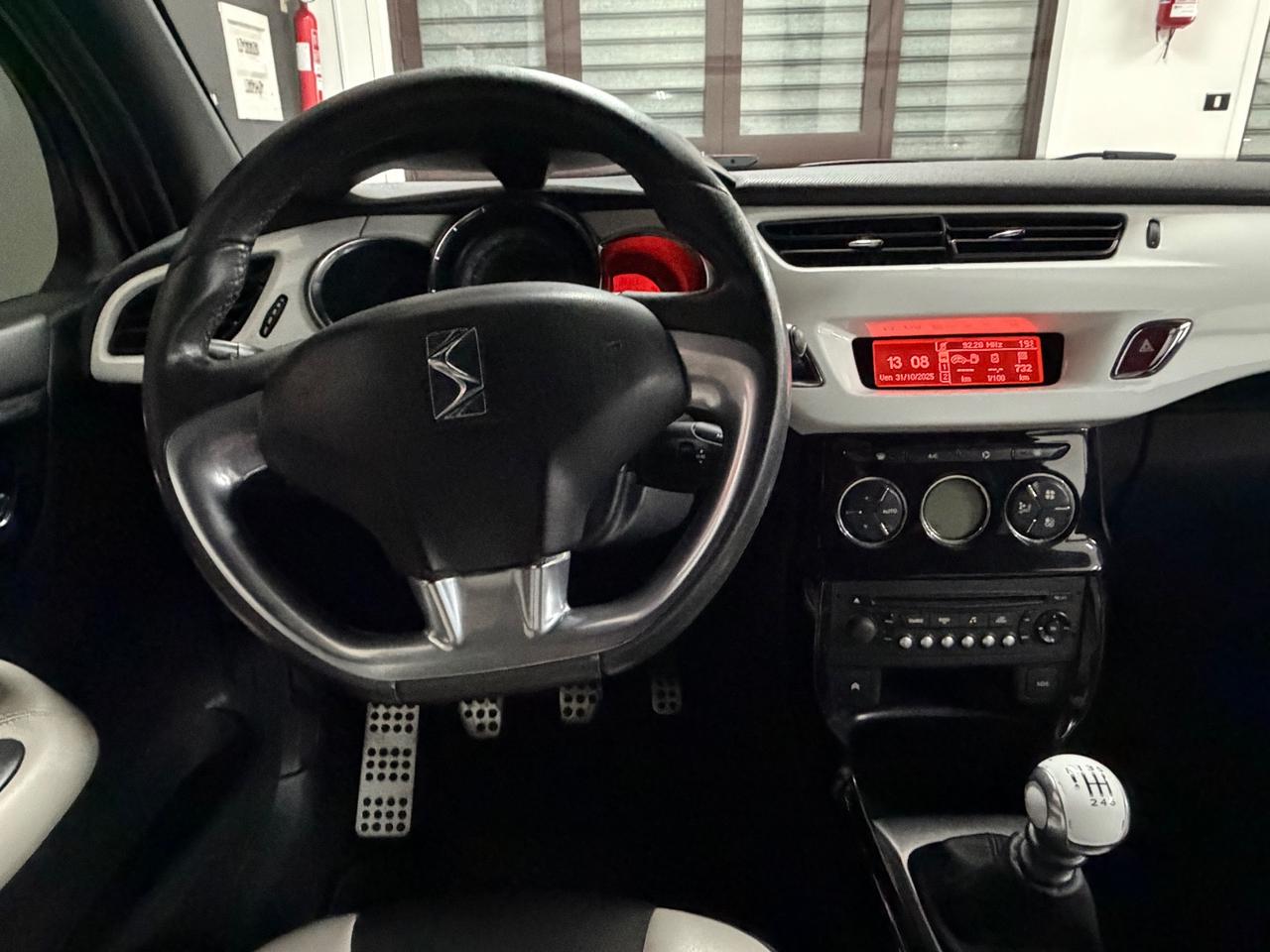 DS 3 1.6 HDi (110) Just Black 2011