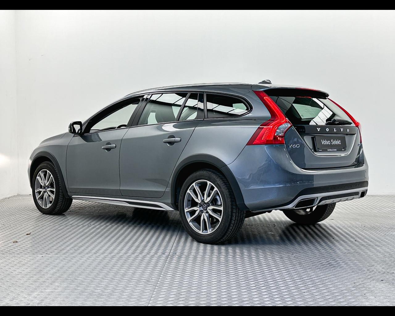 VOLVO V60 CC (2015-2018) - V60 Cross Country D3 Geartronic Busines
