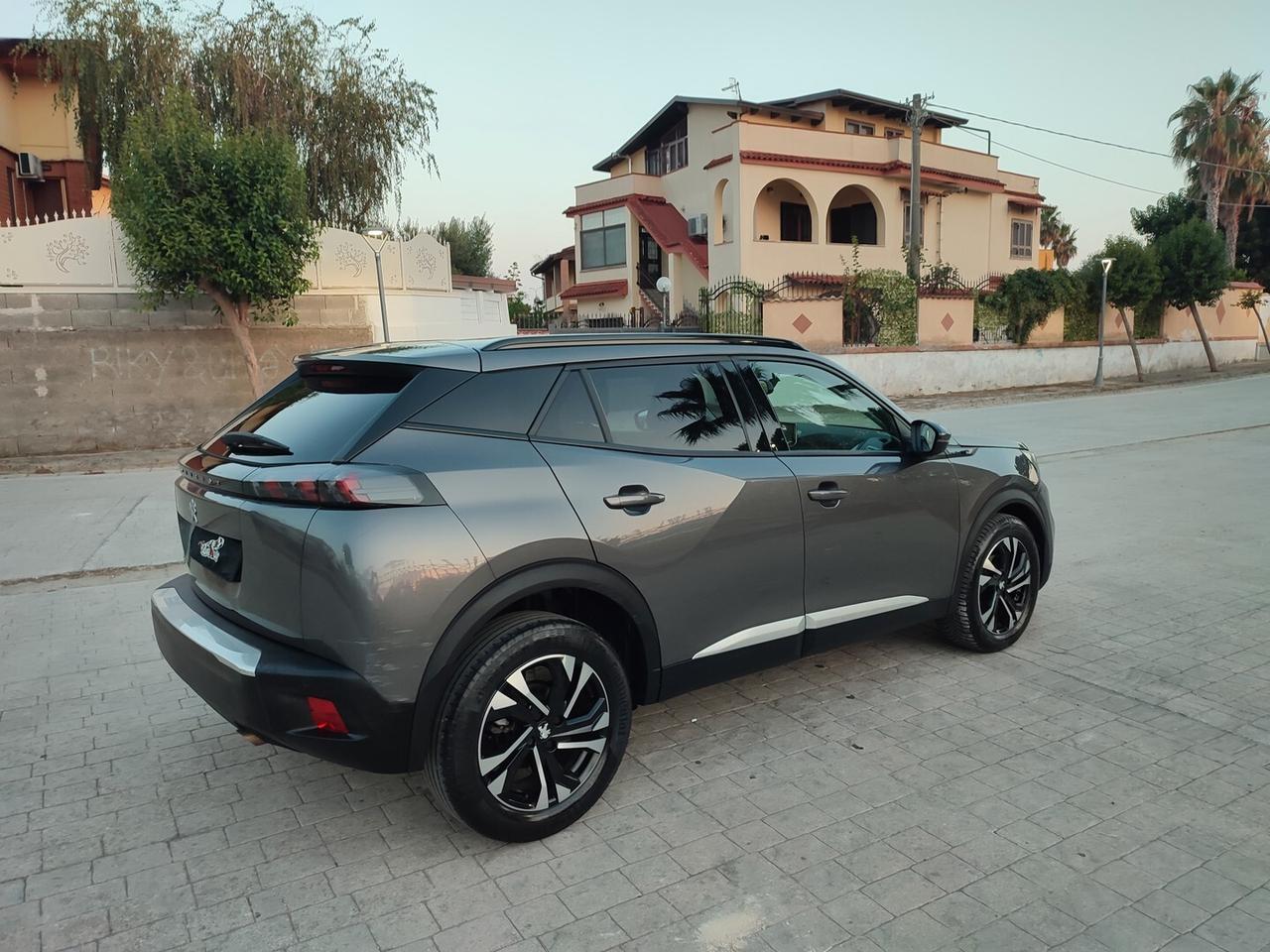 Peugeot 2008 ALLURE 1.2 BENZINA 100CV INTERNI PELLE NAVIGATORE