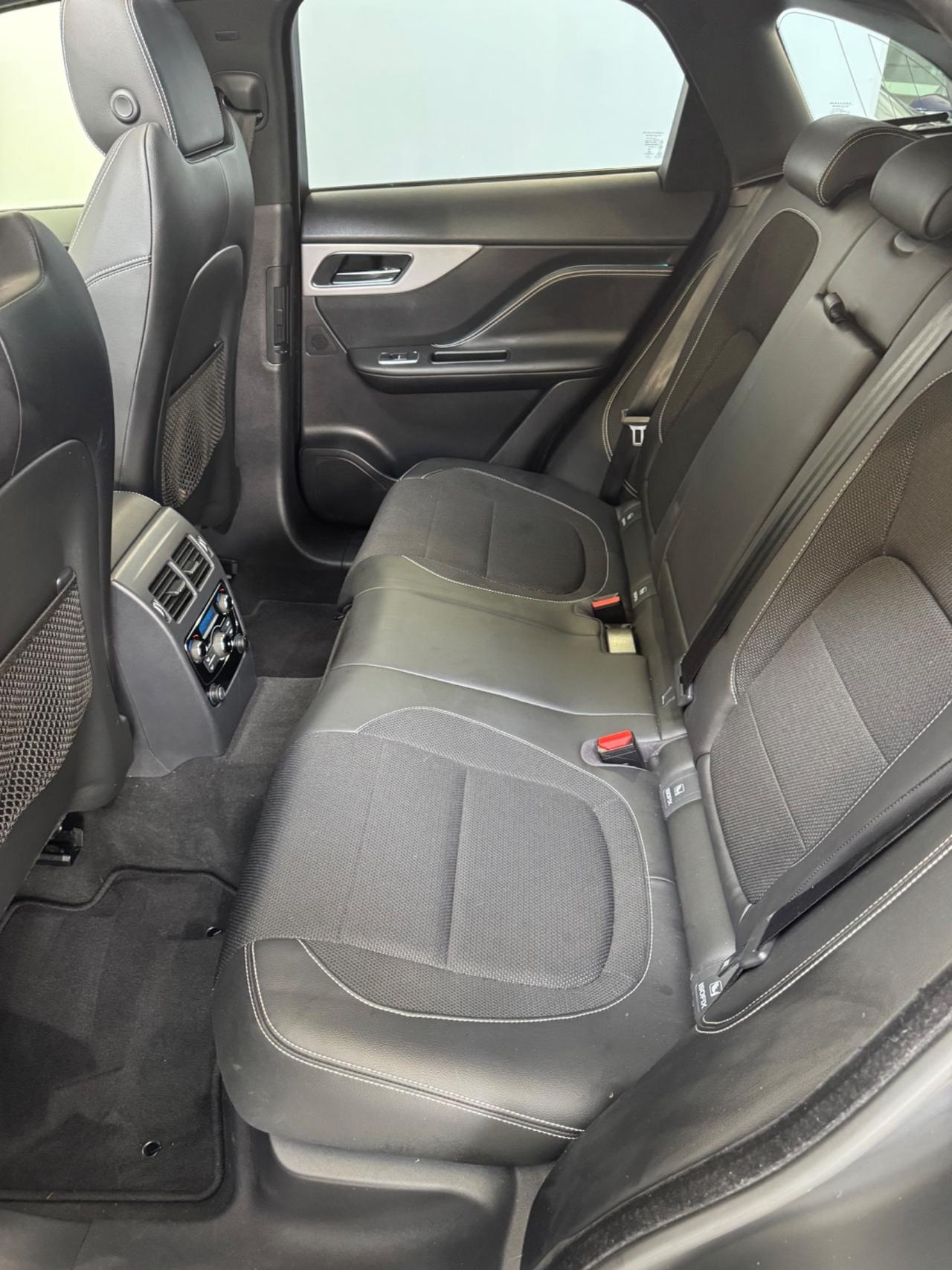 Jaguar F-Pace 2.0 D 180 CV AWD aut. R-Sport