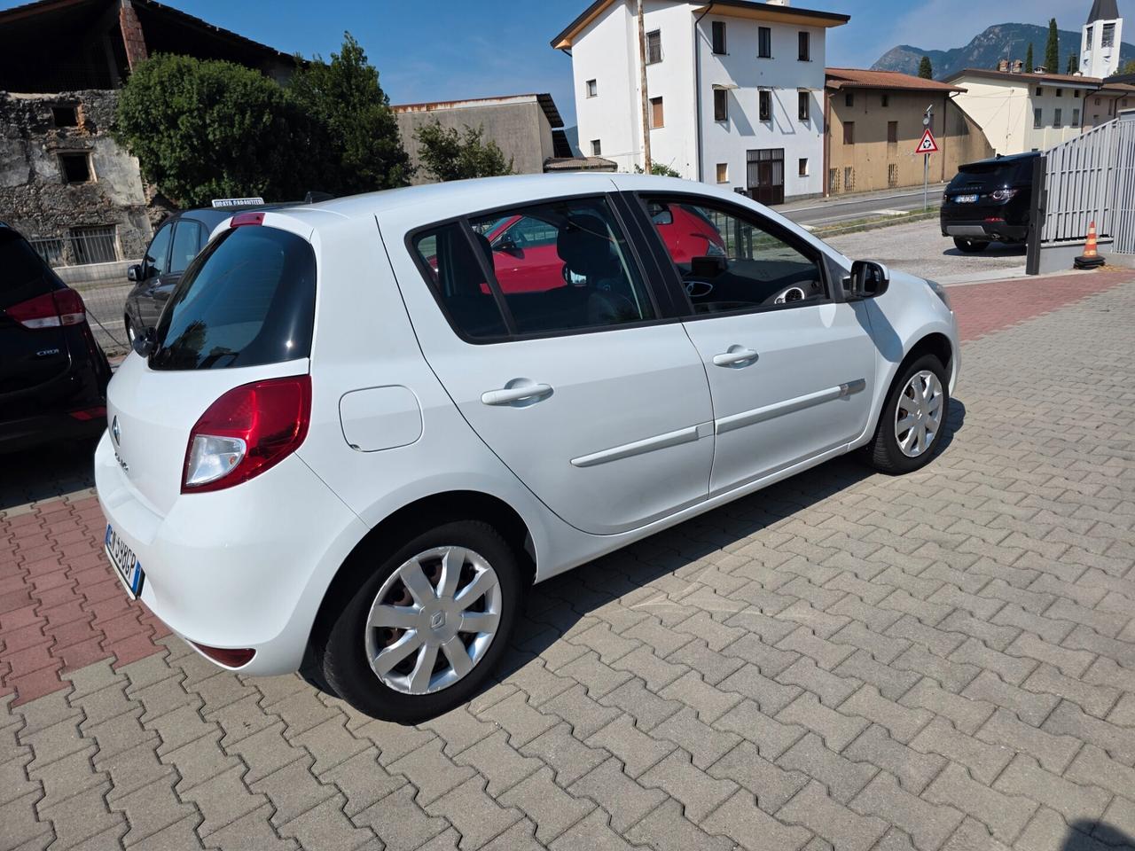 Renault Clio 1.2 75CV perfetta e garantita 12 mesi
