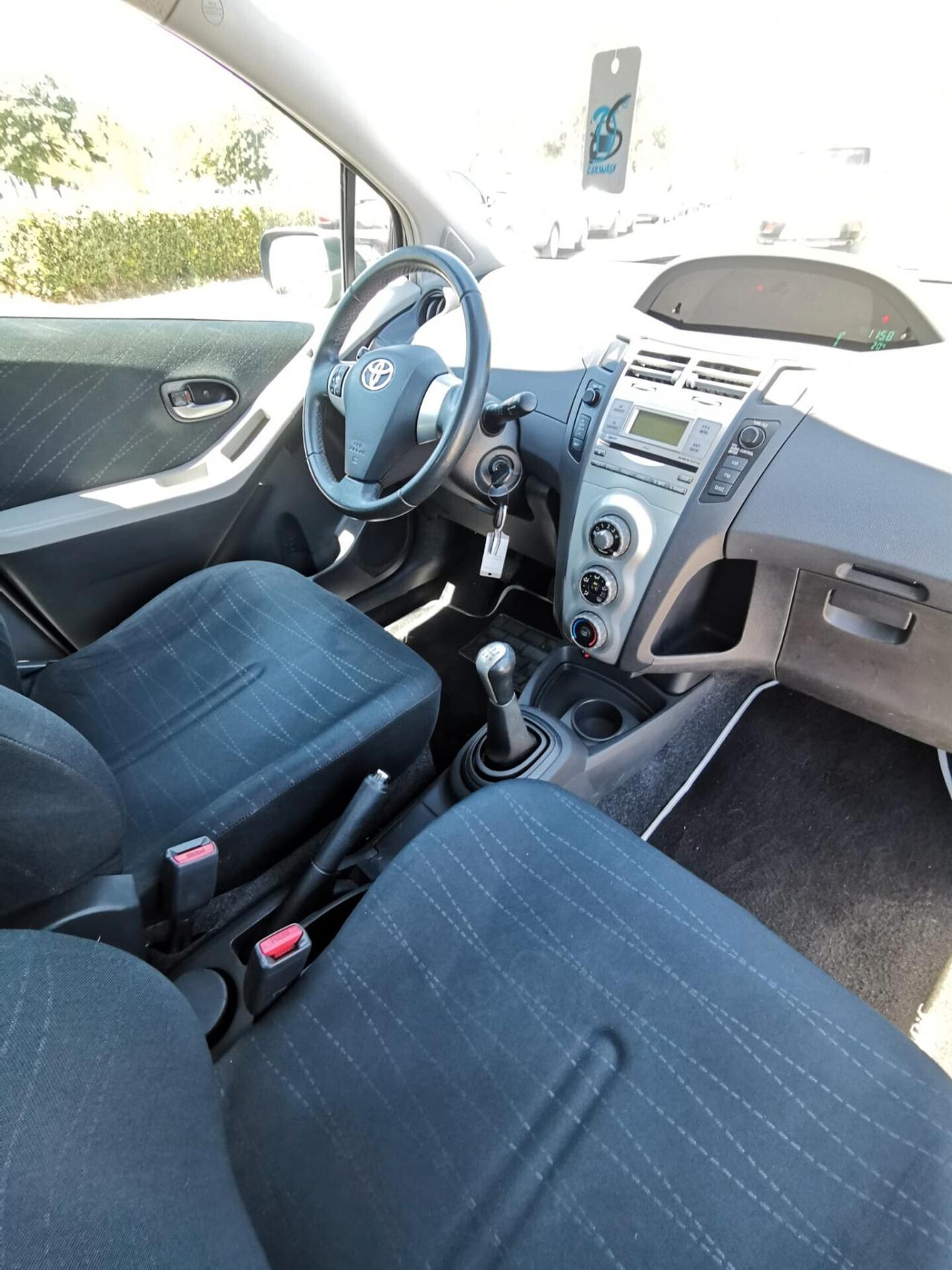 Toyota Yaris 1.3 5P. Sol solo km.97000