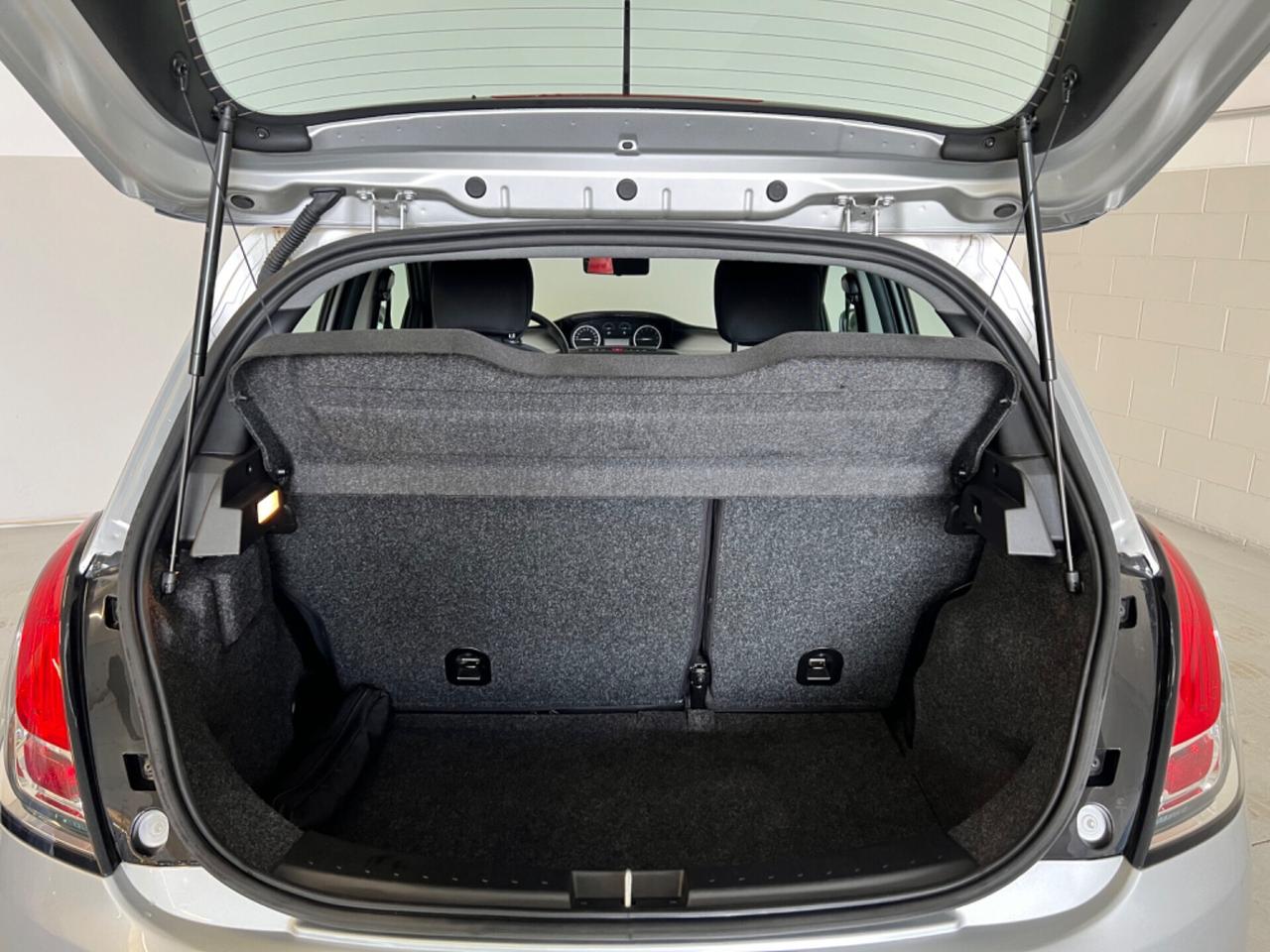 Lancia Ypsilon 1.0 FireFly 5 porte S&S Hybrid Ecochic Silver x Neopatentati