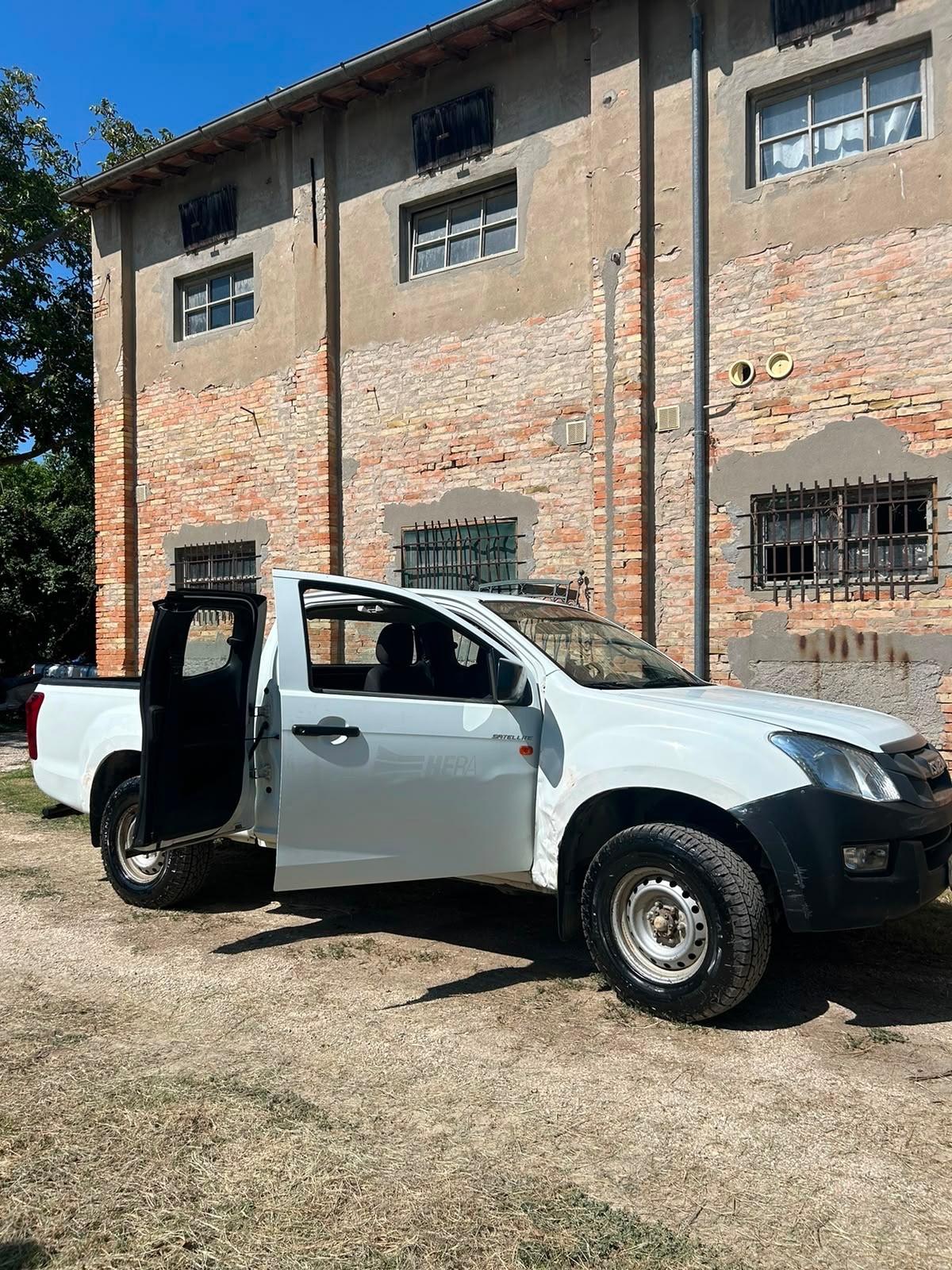 Isuzu D-Max 2.5 TD space cab 4WD 2+2 posti