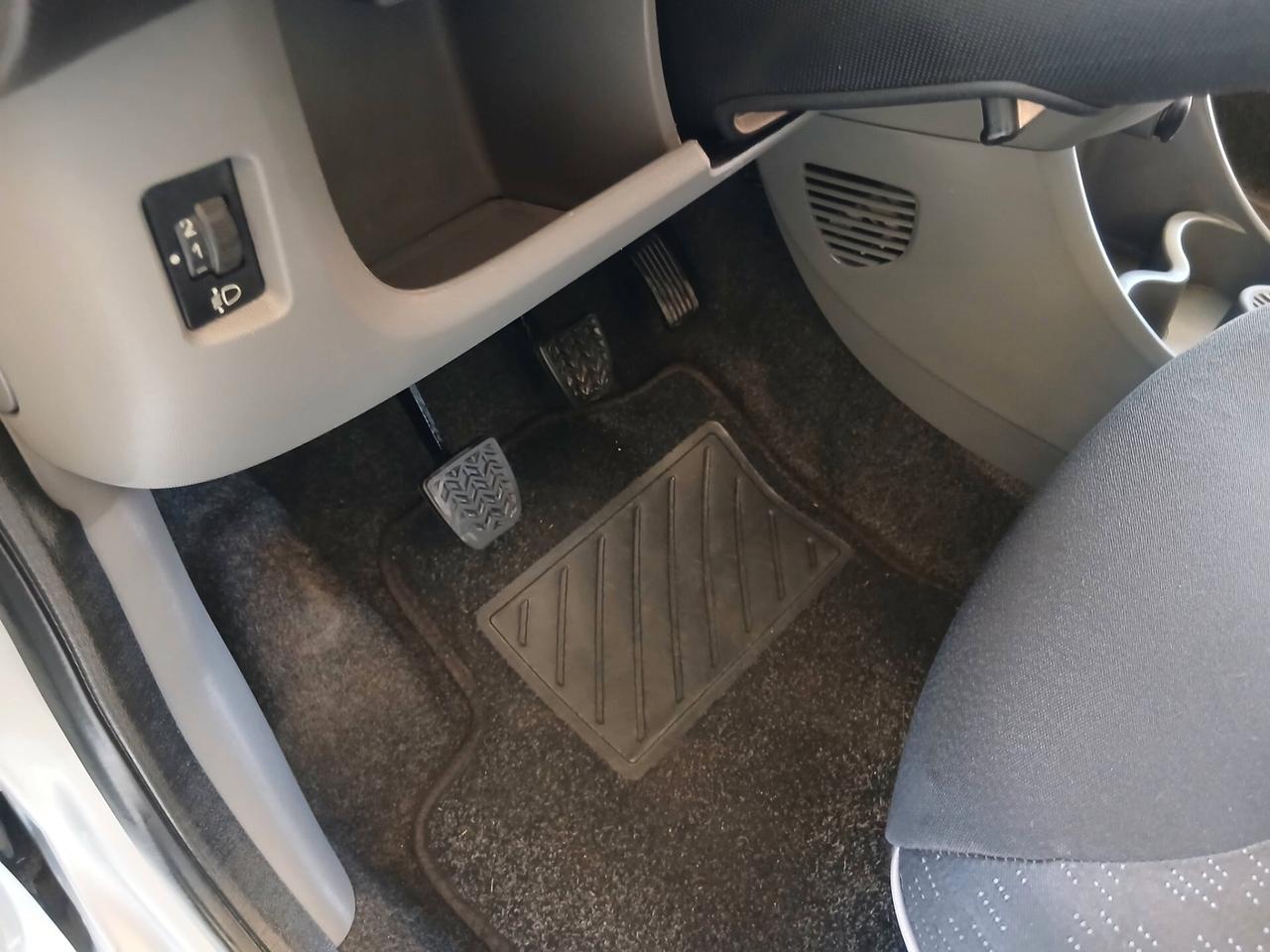 Peugeot 107 1.0b 5p solo km132000 full 10