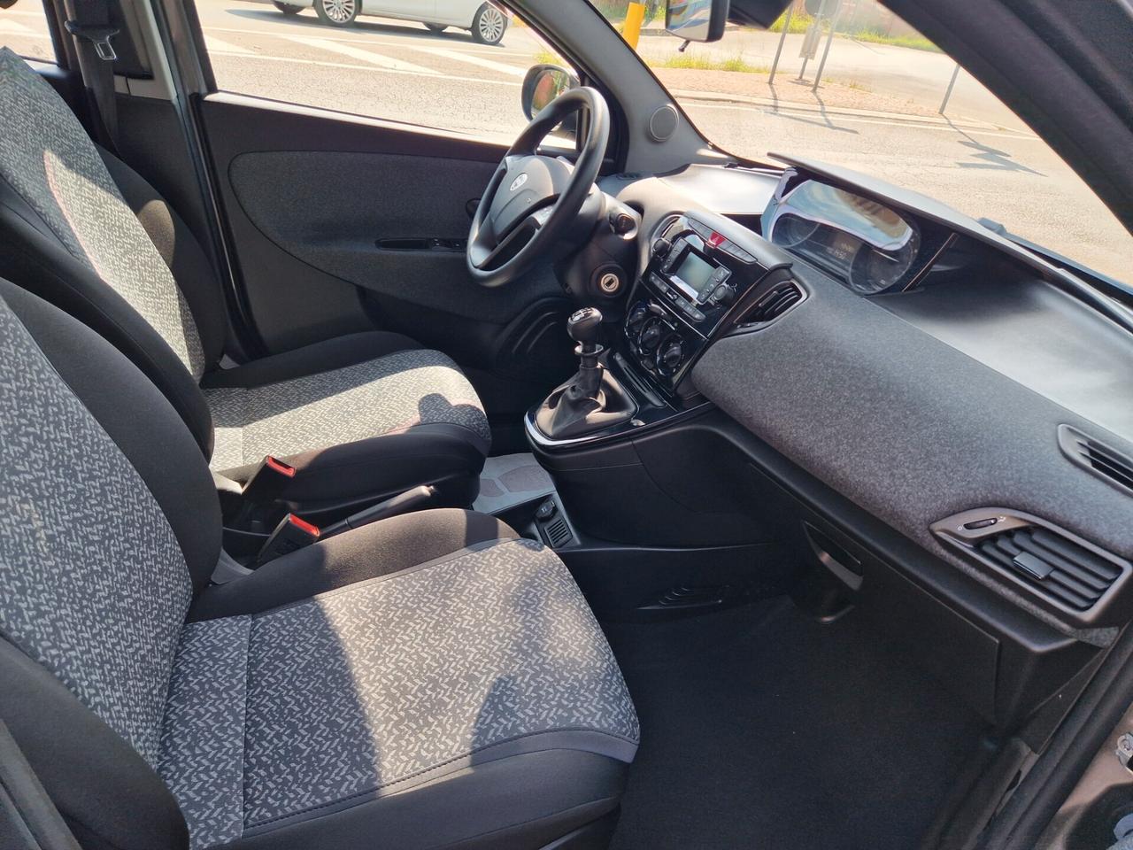 Lancia Ypsilon 1.0 FireFly 5 porte S&S Hybrid Silver