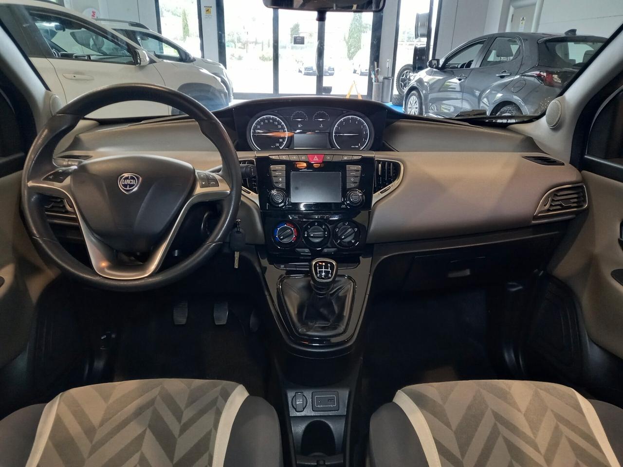 Lancia Ypsilon 1.2 69 CV 5 porte 77000 km Neopatentati