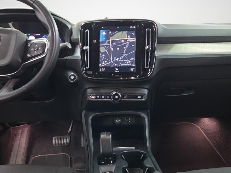 VOLVO XC40 (2017-->) XC40 T3 Geartronic Momentu...