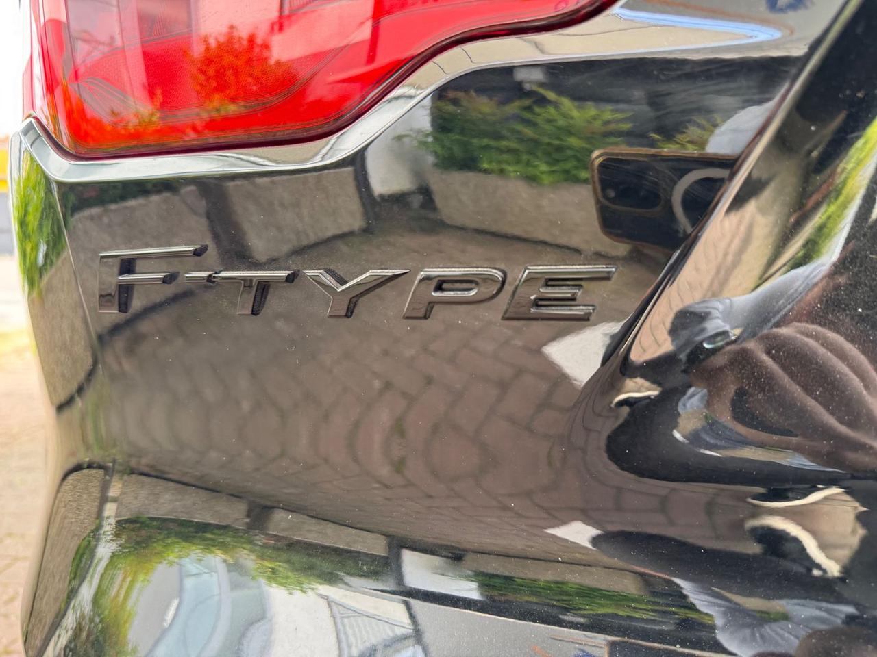 Jaguar F-Pace R-Dynamic Black 2.0 P 300