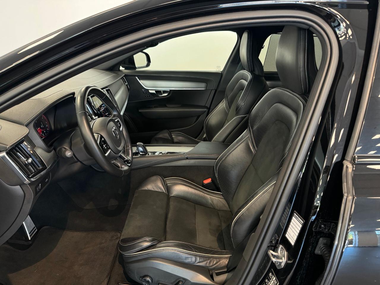 Volvo V90 B4 (d) AWD Geartronic R-Design BLACK PACK 50.000 KM