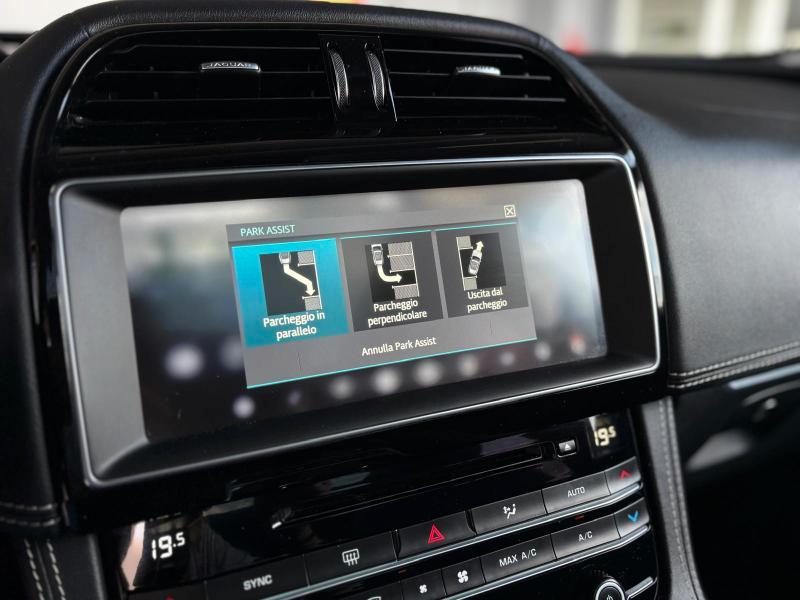 Jaguar F-Pace 2.0d i4 R-Sport awd 180cv auto my20