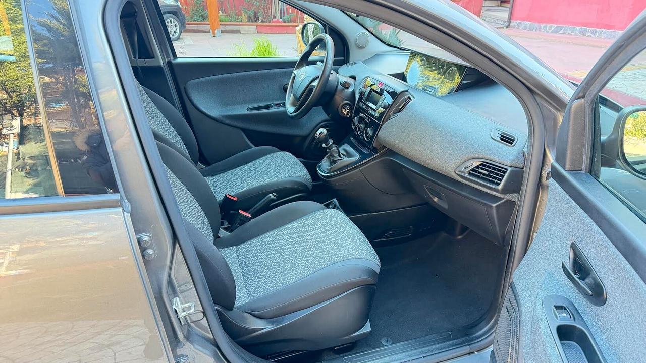 Lancia Ypsilon 1.0 FireFly 5 porte S&S Hybrid Ecochic A. Ferretti