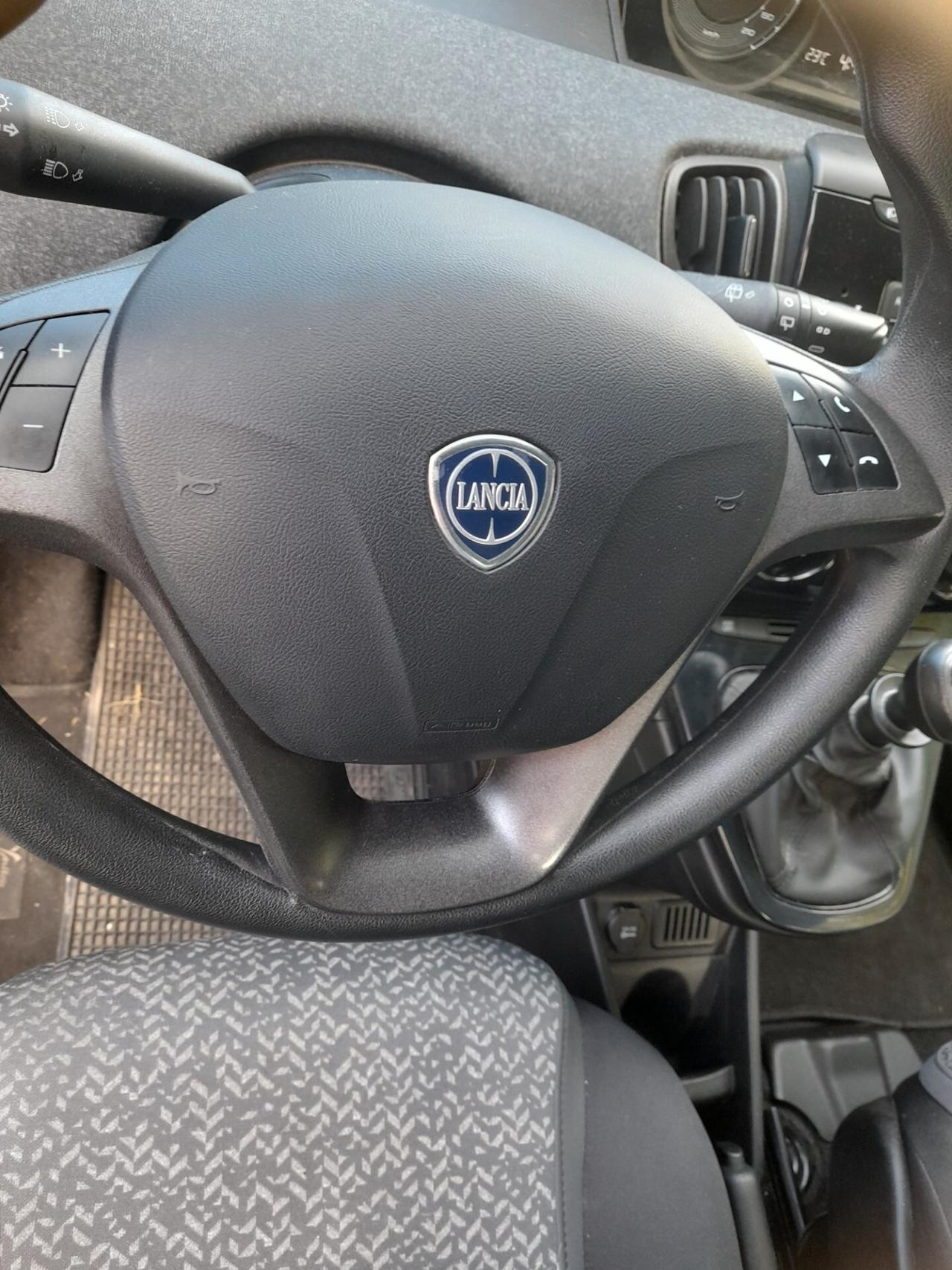 Lancia Ypsilon 1.0 Hybrid