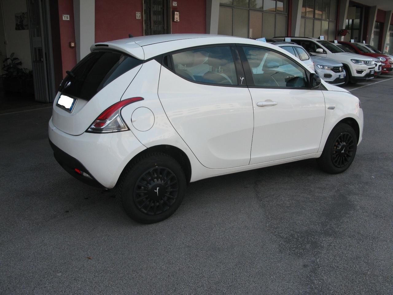 Lancia Ypsilon 0.9 TwinAir 85 CV 5 porte Metano Ecochic Silver