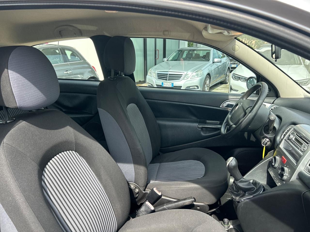 Lancia Ypsilon 1.3 MJT 75 CV Versus