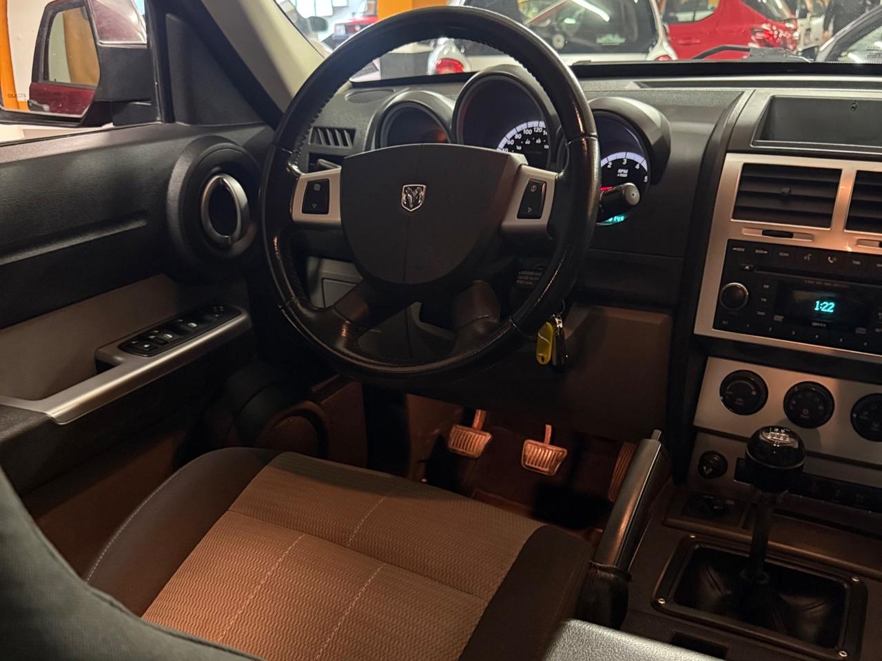 STRAORDINARIO DODGE NITRO 4×4 CON CAMBIO MANUALE