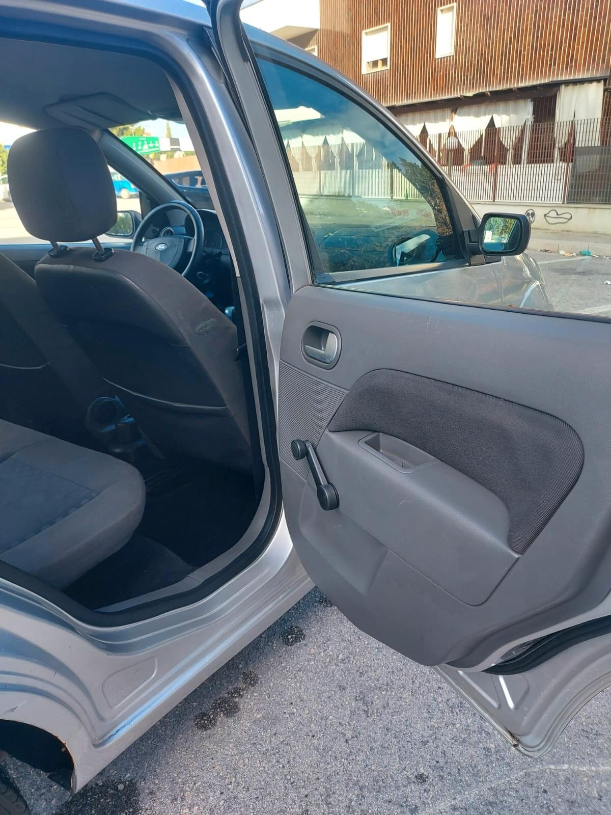 Ford Fiesta 1.4 16V 5p. Ghia