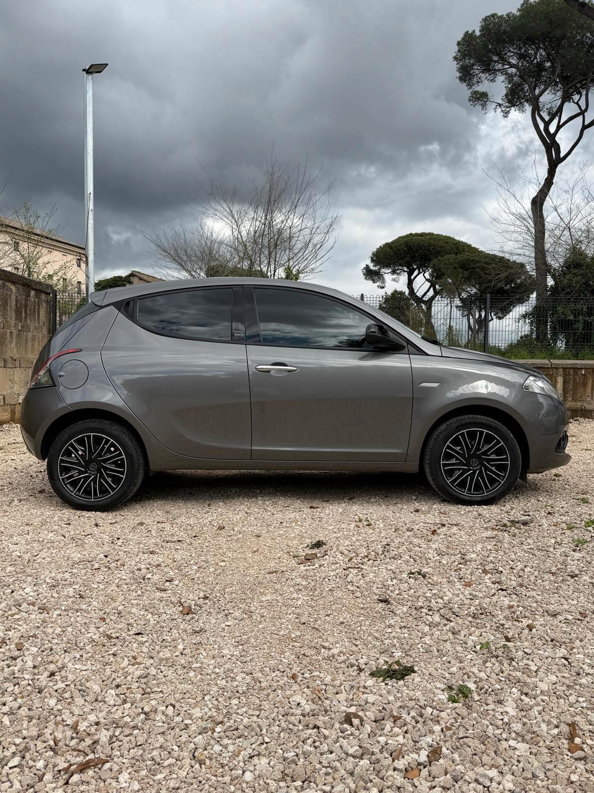 Lancia Ypsilon 1.0 FireFly 5 porte S&S Hybrid Ecochic Gold